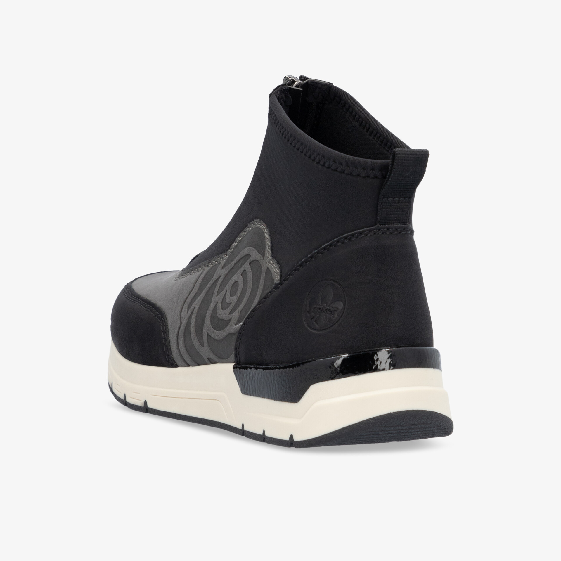 Schwarzer Sportschuh mit flexibler Sohle und bequemer Passform, Seitenansicht zeigt modernes Design und rutschfeste Eigenschaften