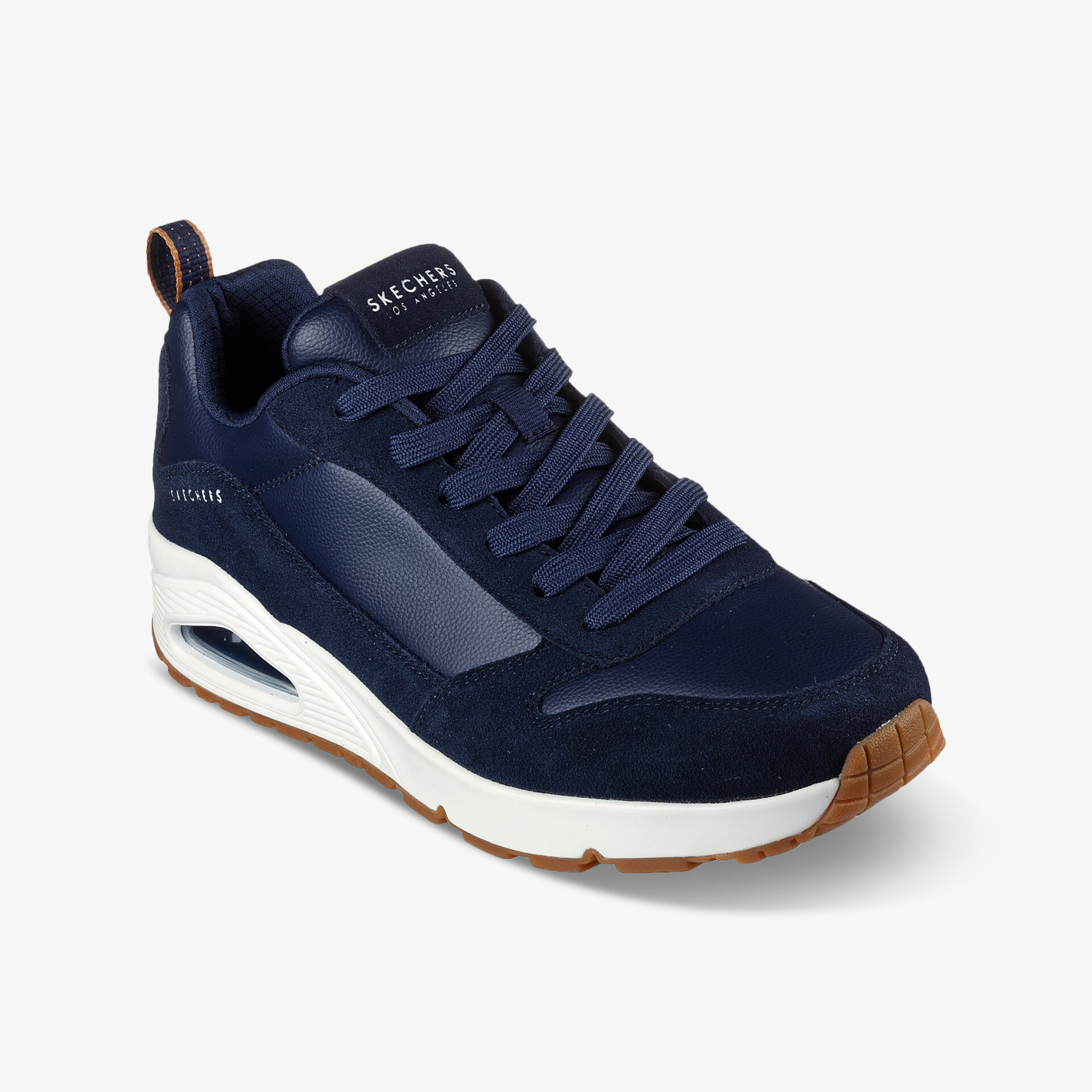 Moderner sportlicher blauer Sneaker mit weißer stoßdämpfender Sohle in schräger Vorderansicht
