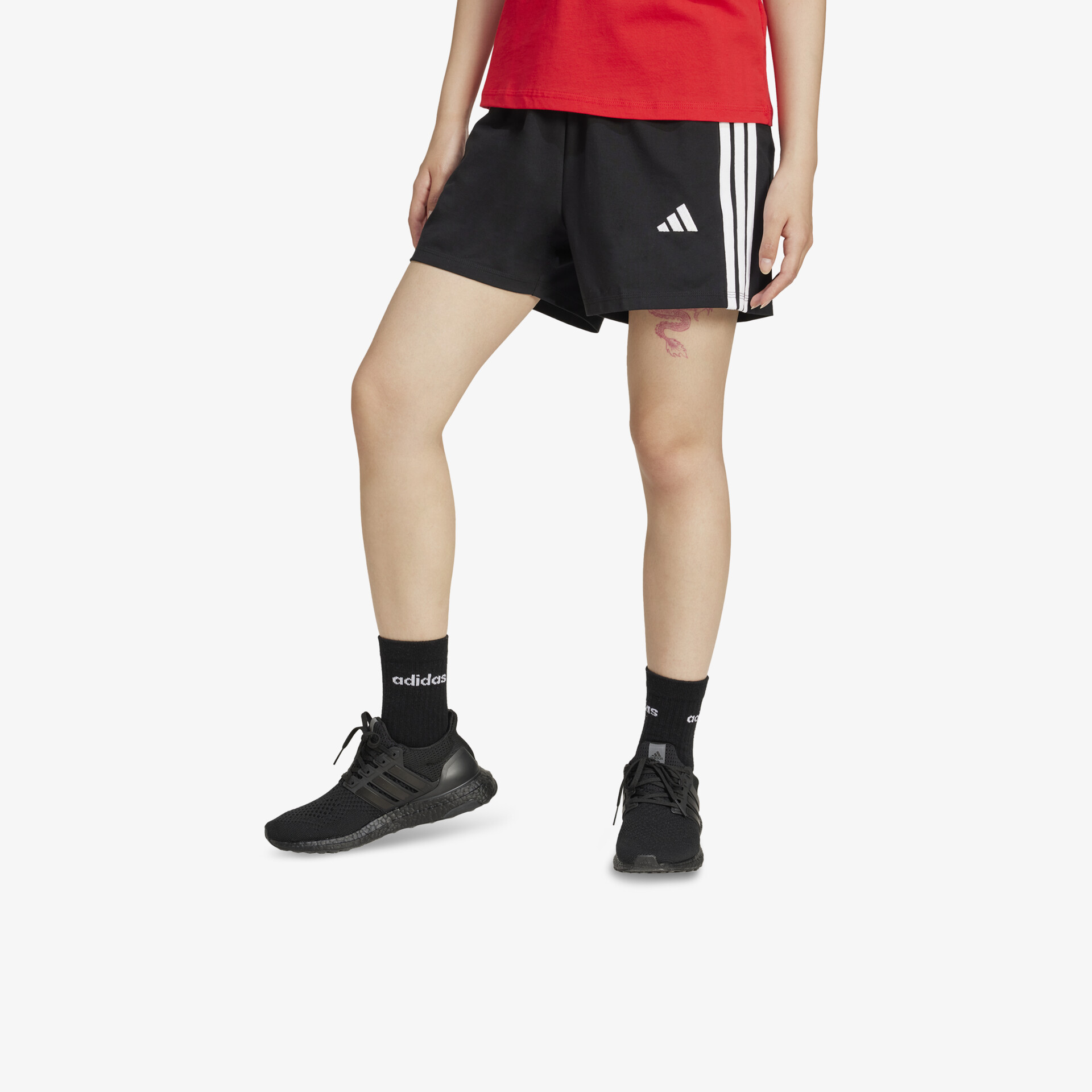 Schwarze sportliche Laufschuhe mit bequemer Passform und flexibler Dämpfung am Fuß getragen