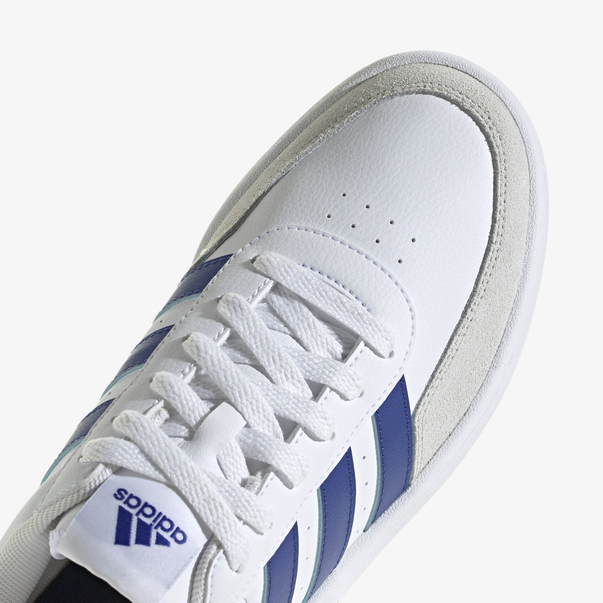 Moderner weißer Sneaker mit blauen Streifen und bequemer Passform, ideal für sportliche Aktivitäten.