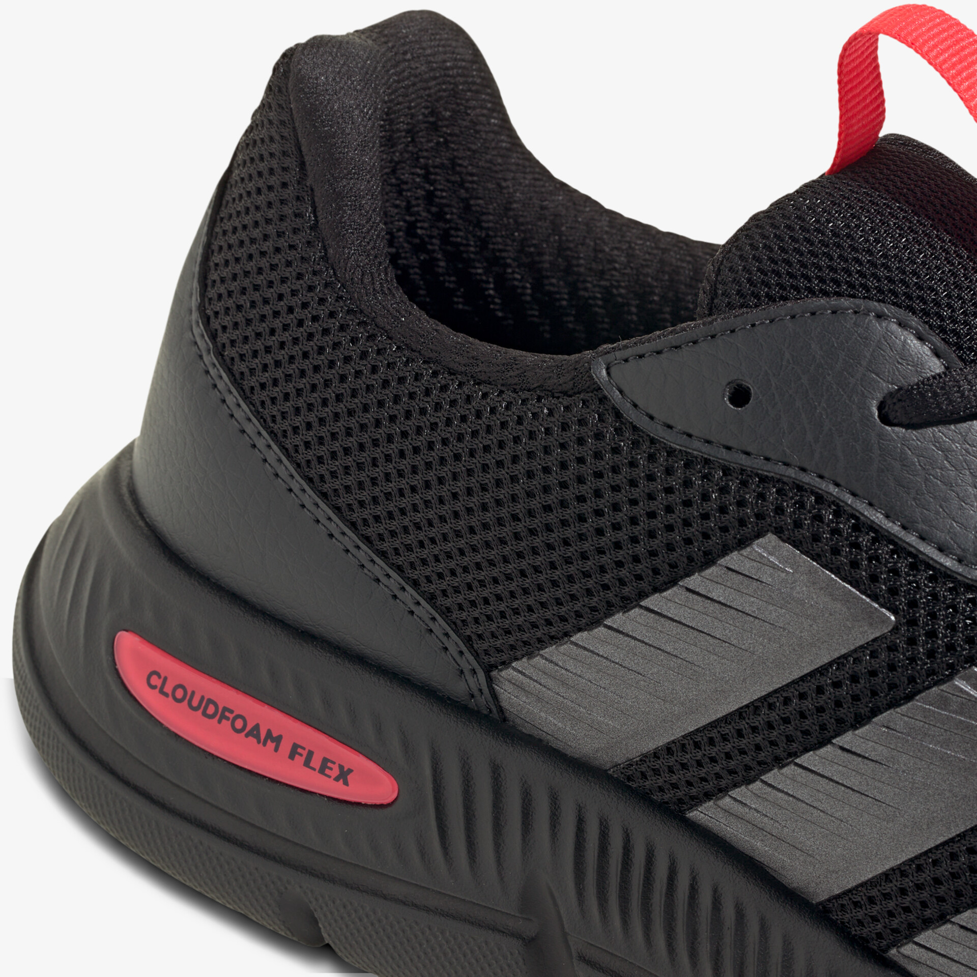 Schwarzer Sportschuh mit atmungsaktivem Mesh, stabiler Sohle und flexibler Cloudfoam Flex Polsterung