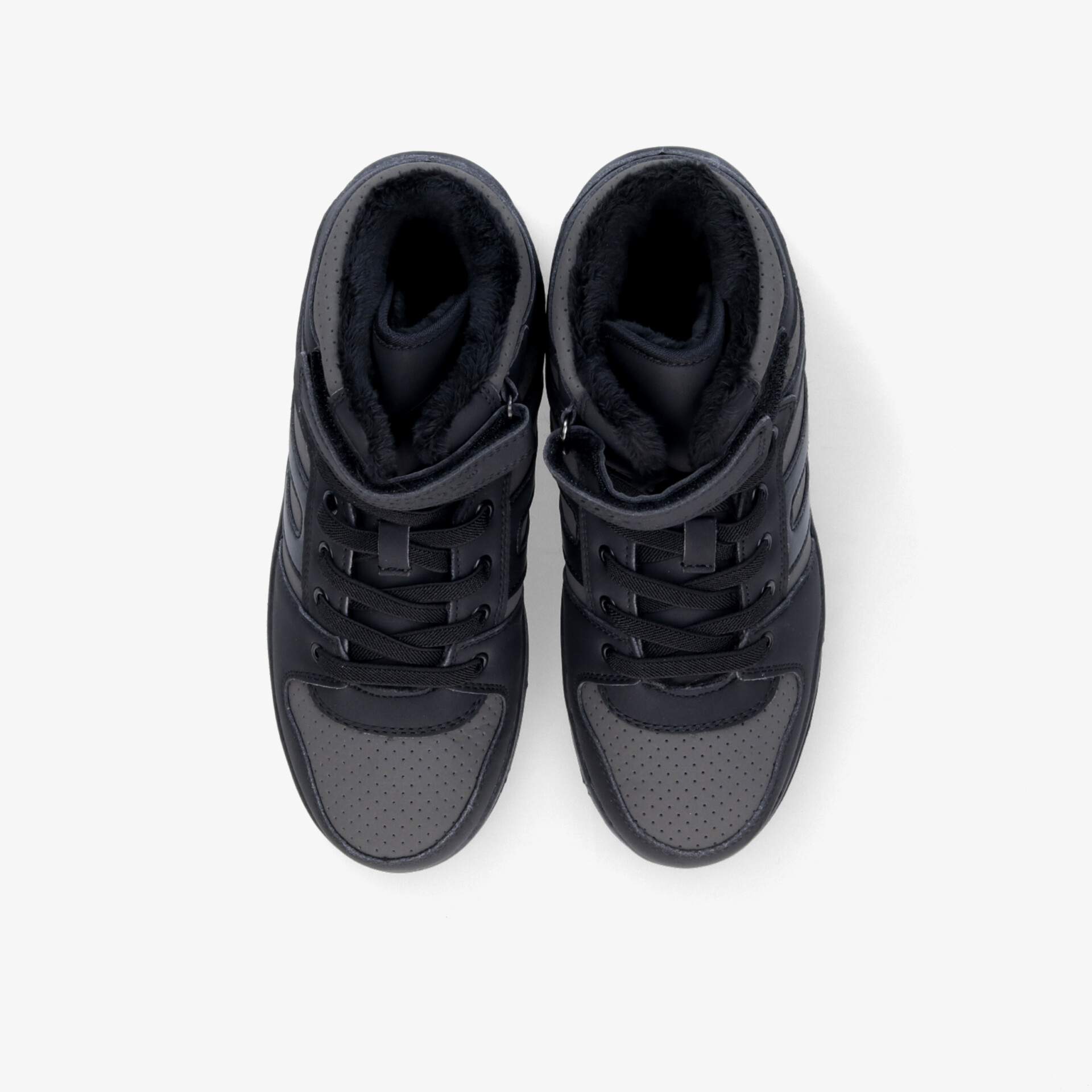 Schwarze sportliche Sneaker im Paar mit gepolsterter Innensohle und robustem Design, bequem und leicht