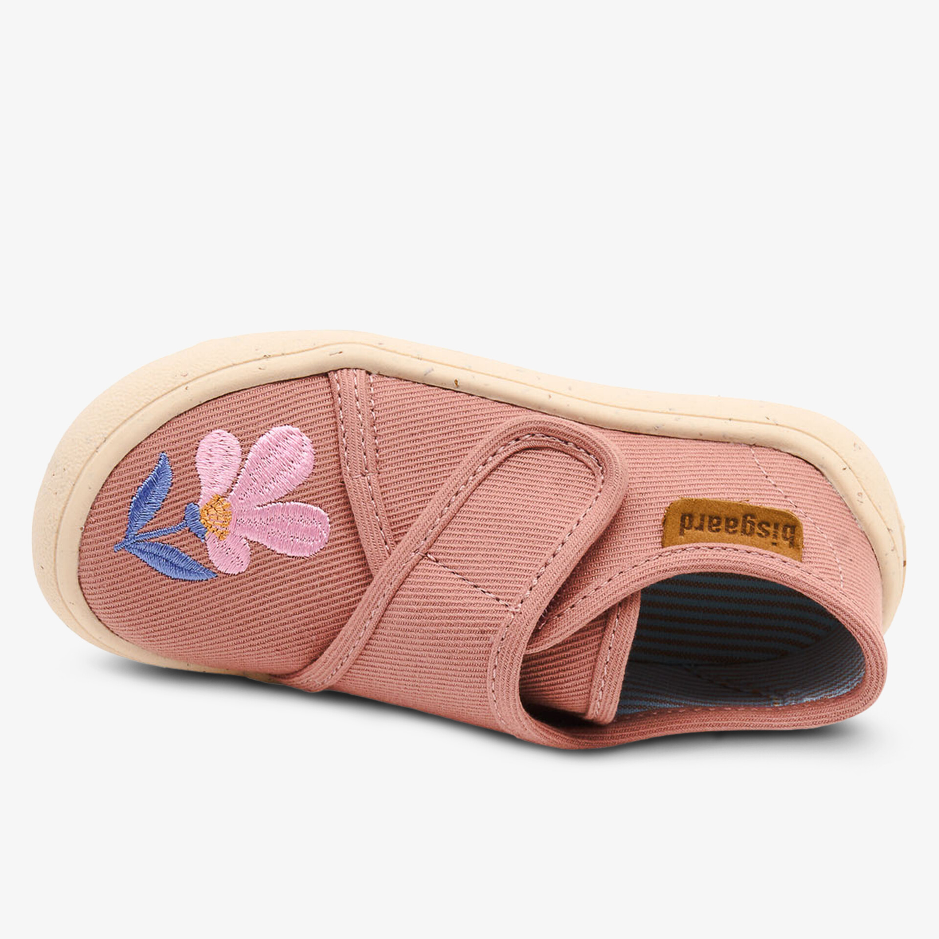 Bequemer Schuh mit weichem Stoff und rutschfester Sohle, dekoriert mit floraler Stickerei, ideal für Alltag