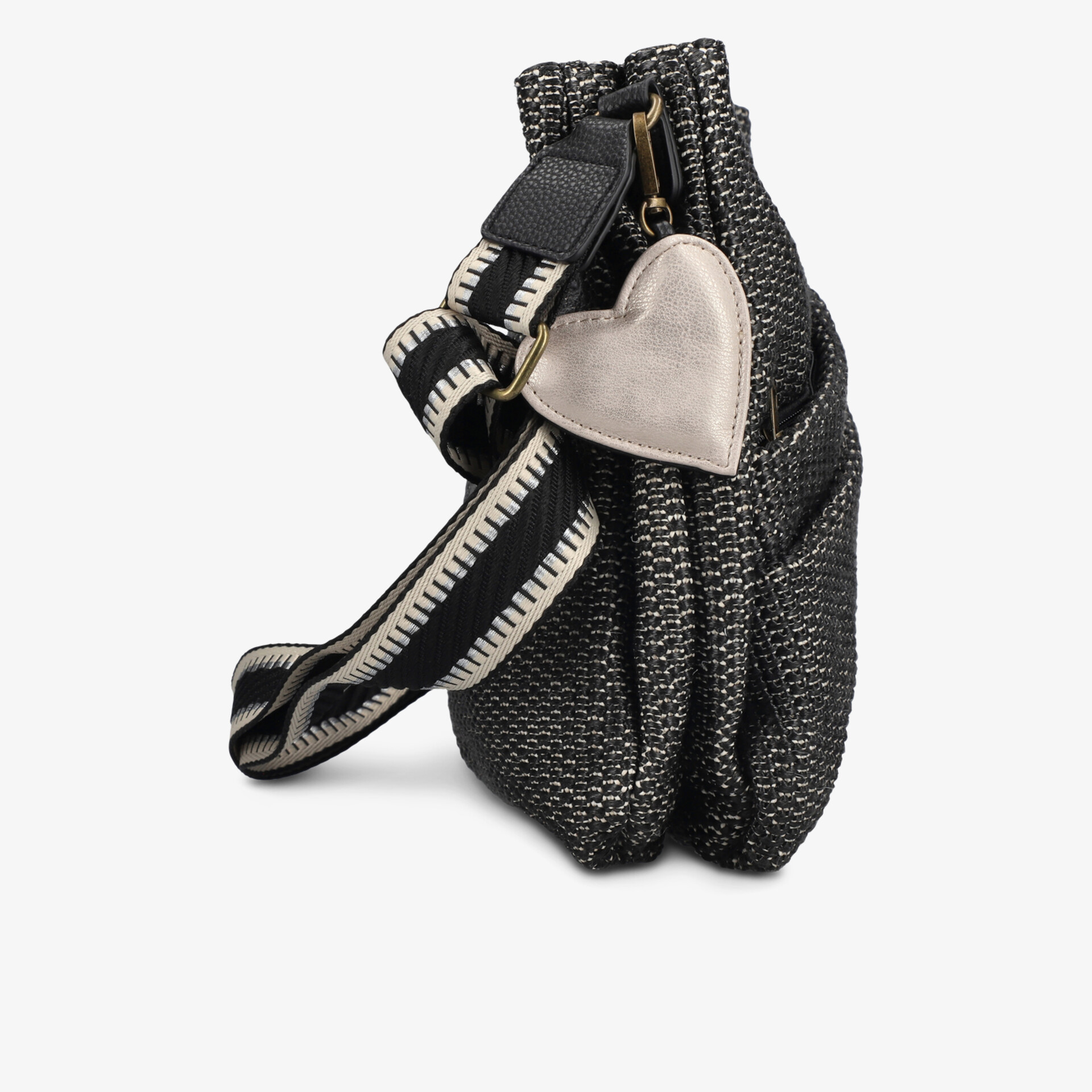 Moderne schwarze Tasche mit strukturierter Oberfläche, Reißverschluss und auffälligem Herzanhänger, breiter Tragegurt