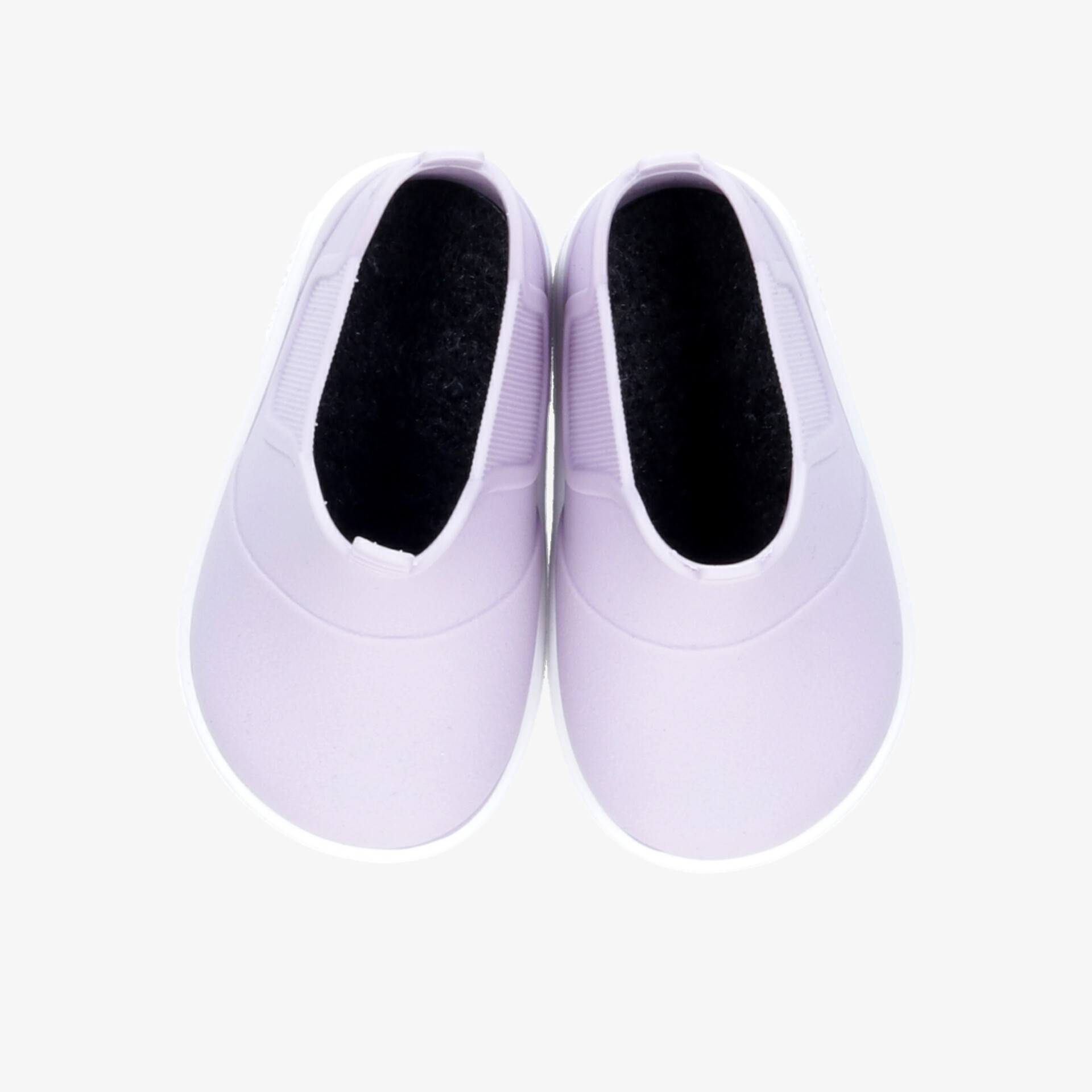 Bequemes Paar geschlossener Hausschuhe in weiß, weich gepolstert, einfach anzuziehen und pflegeleicht