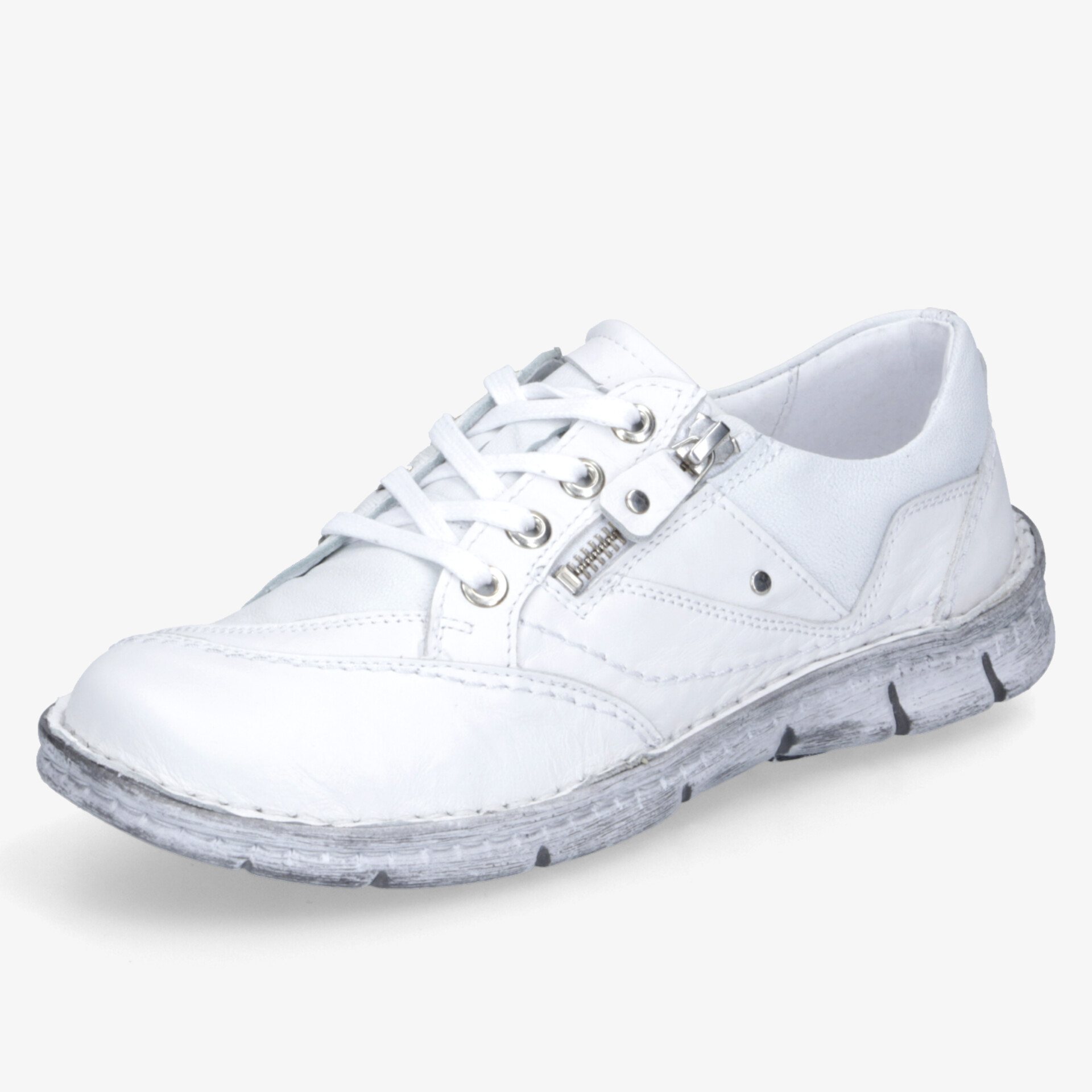 Weißer Sneaker in schräger Vorderansicht mit flexibler, rutschfester Sohle und bequemem Design für optimalen Tragekomfort