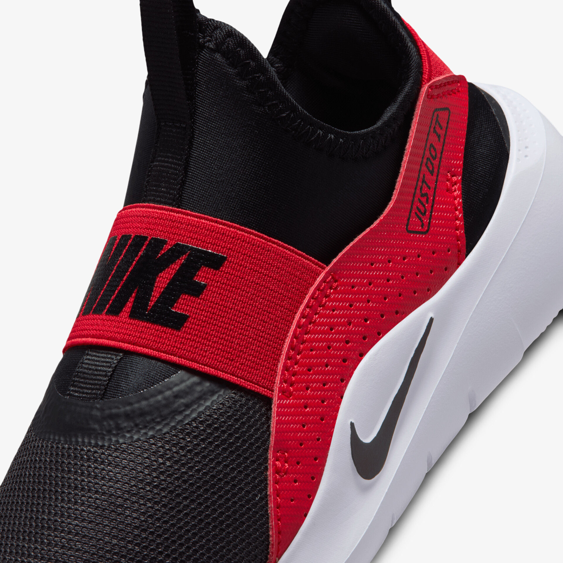 Sportlicher Sneaker mit rotem Riemen und dynamischem Design für optimalen Tragekomfort