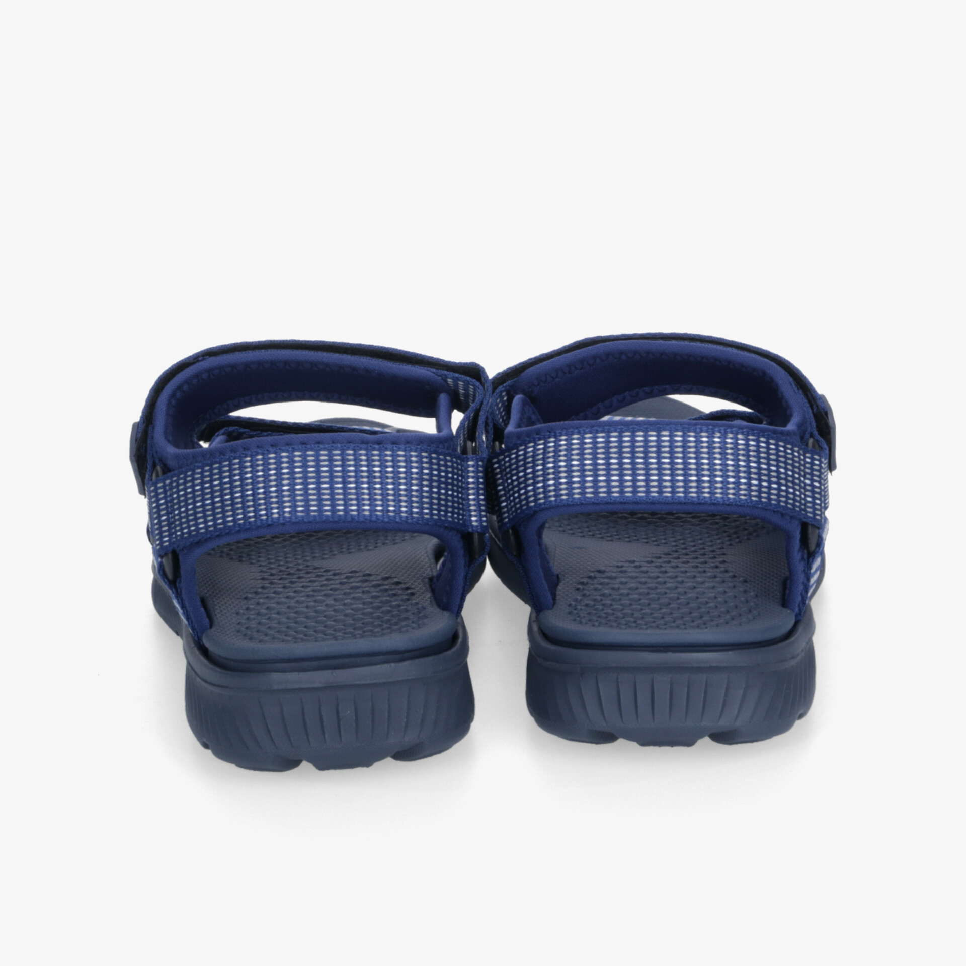 Rückansicht von robusten blauen Outdoor Sandalen mit verstellbaren Riemen und rutschfester Sohle für Komfort