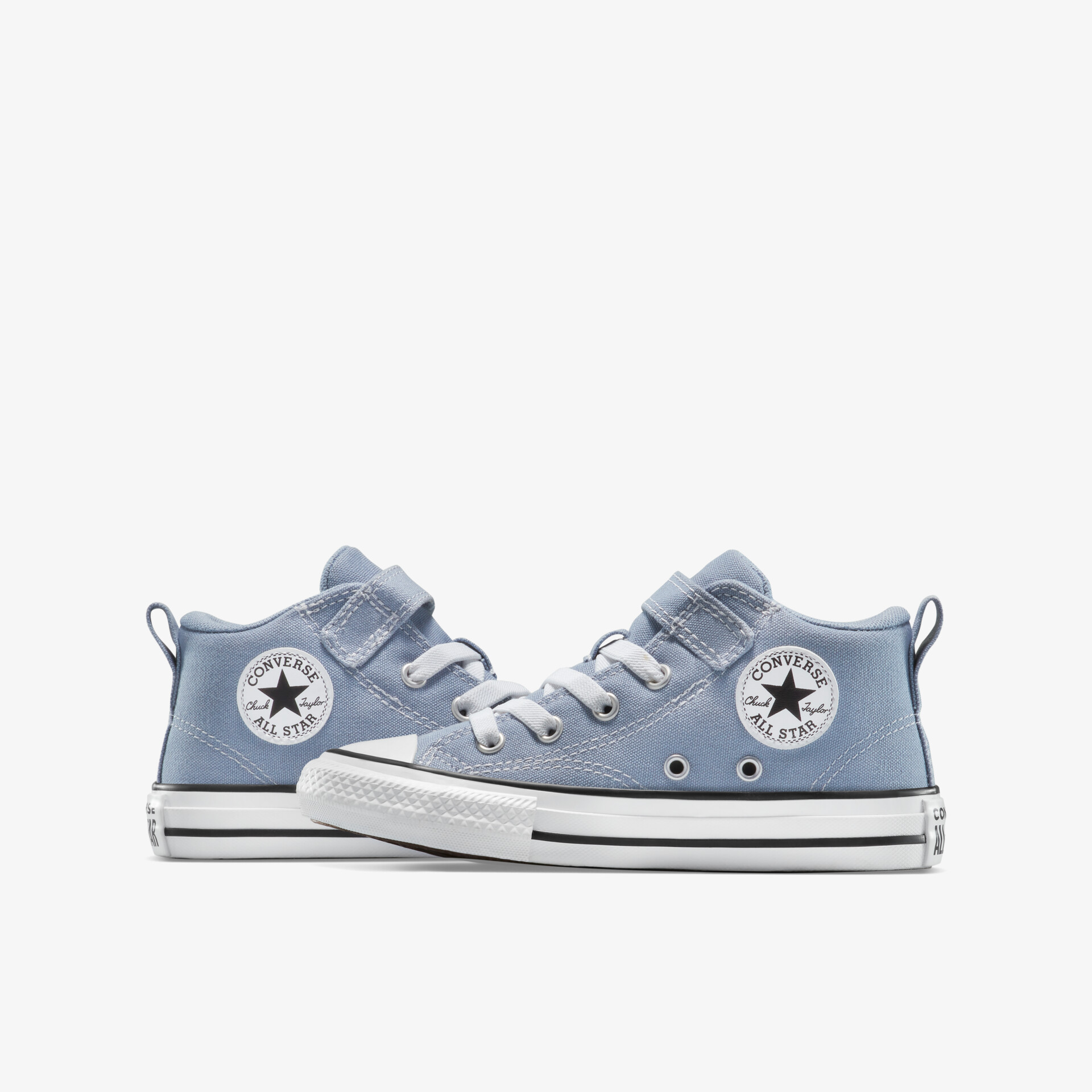 Blaues Paar hoher Sneaker mit Schnürsenkeln, klassisch sportliches Design, bequeme und robuste Schuhe für vielseitigen Einsatz