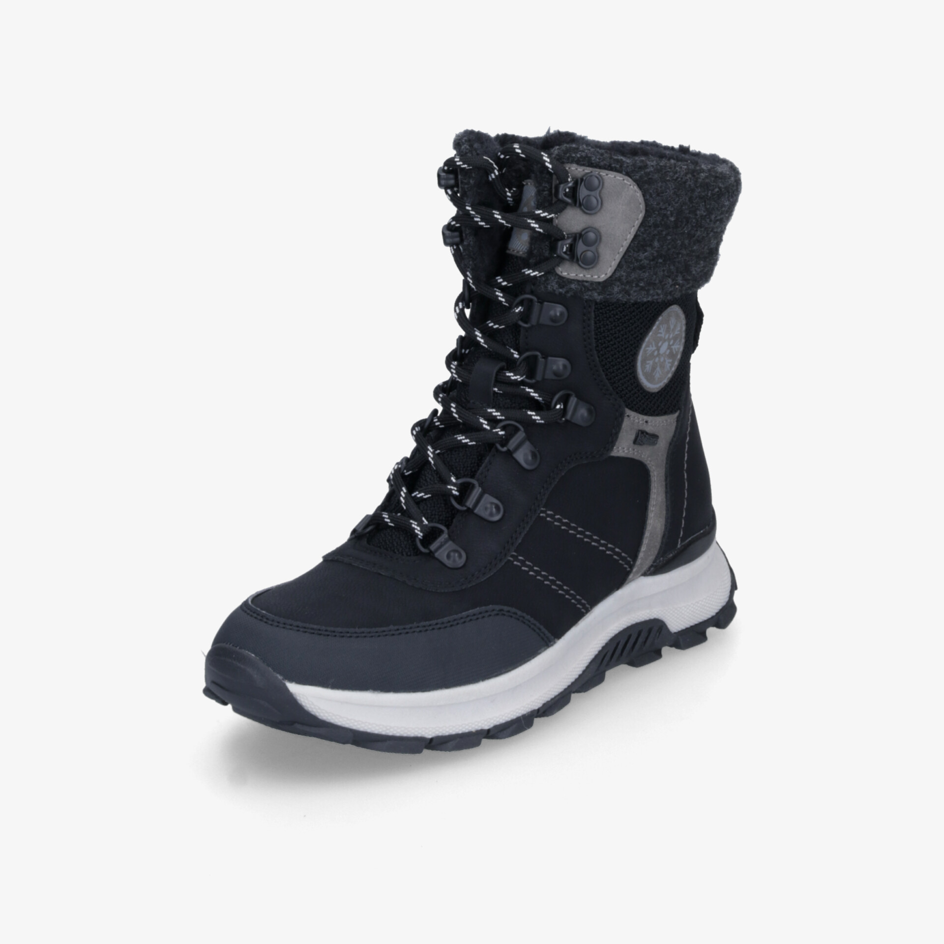 Schwarzer Winterstiefel mit warmer Innenfütterung und stabiler rutschfester Sohle in seitlicher Ansicht