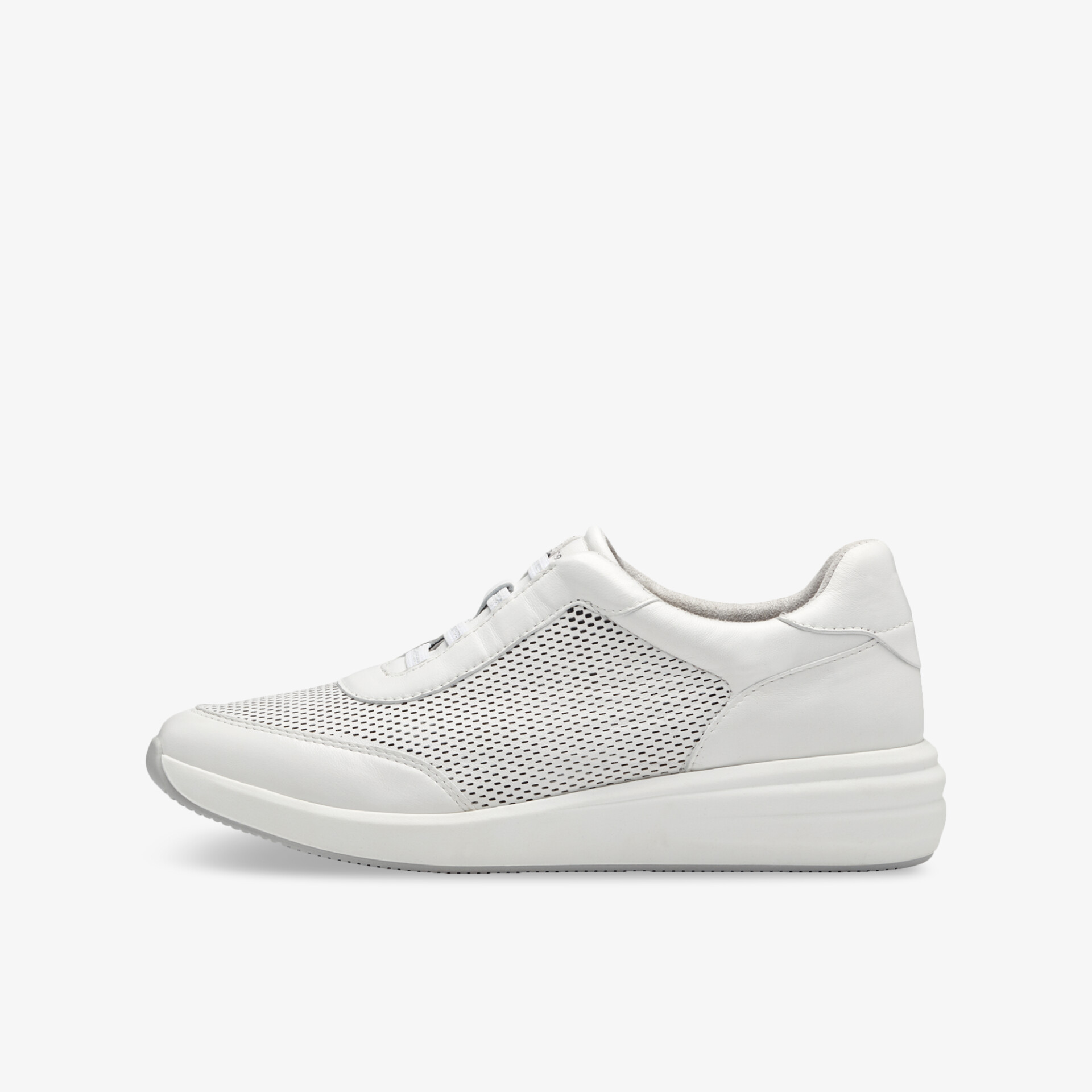 Moderner weißer Sneaker mit atmungsaktivem Obermaterial und bequemer, flexibler Sohle seitlich gezeigt