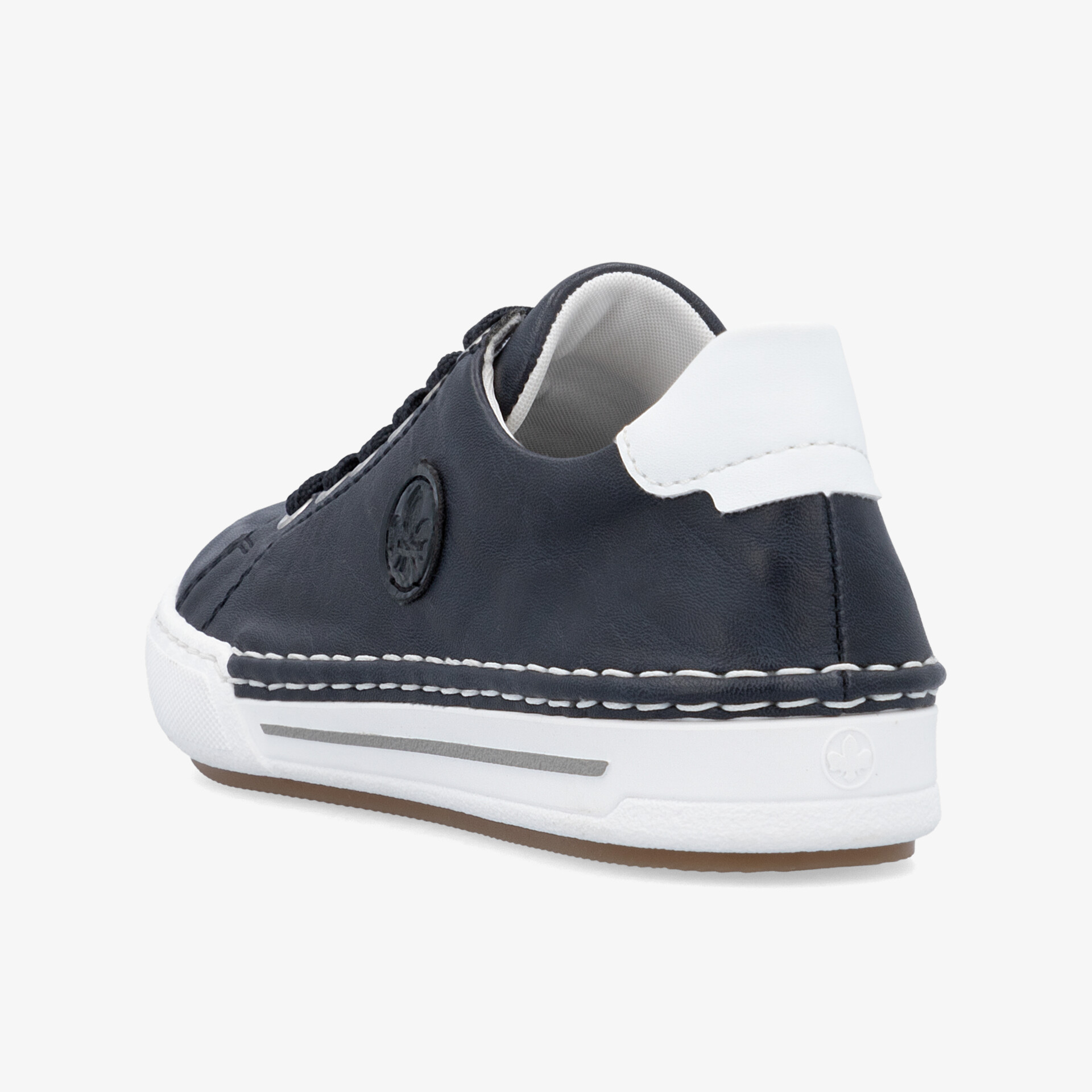 Moderner, komfortabler Sneaker mit robuster, weißer Sohle und markanter Naht in schräger Rückansicht