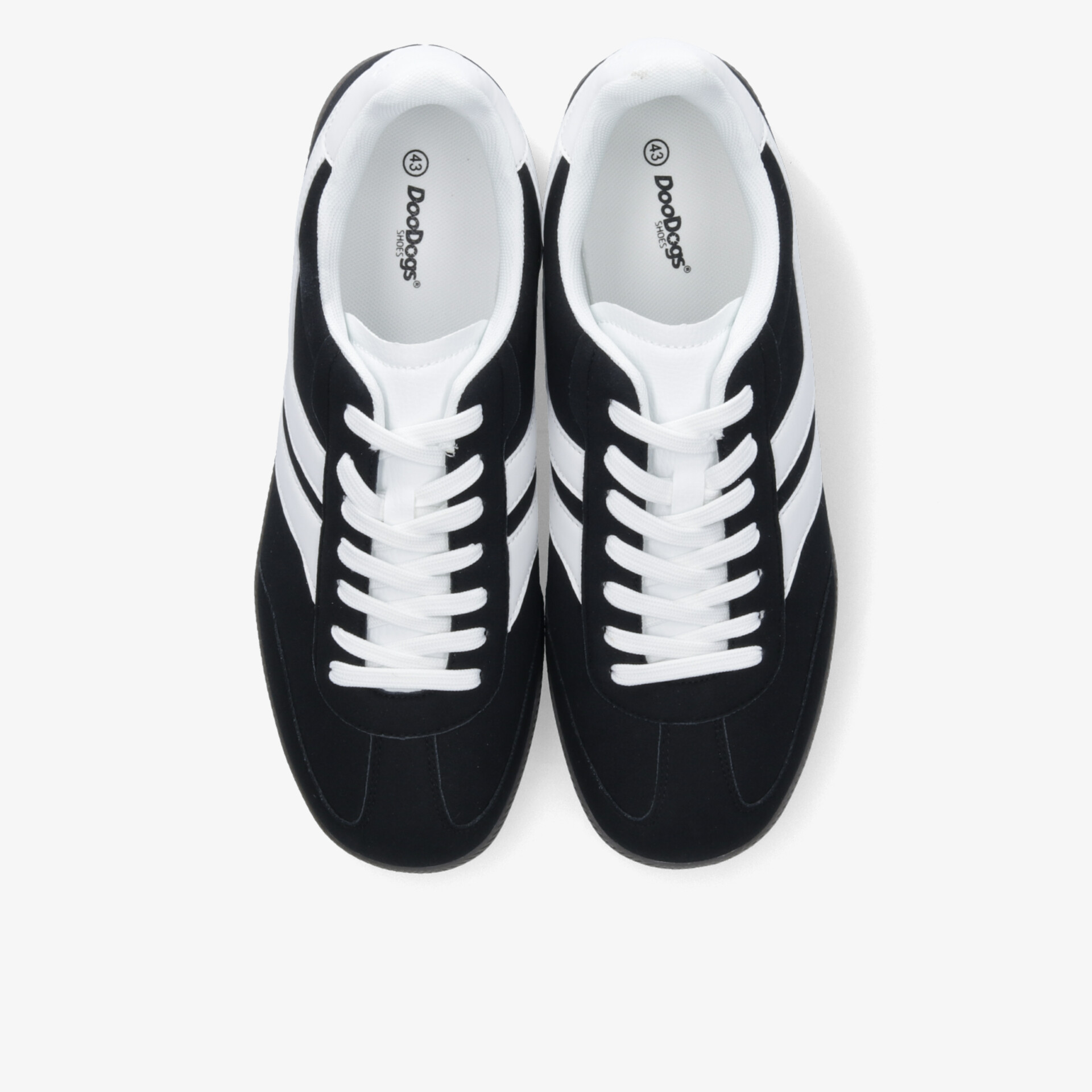 Schwarze Sneaker mit weißen Details und Schnürsenkeln, sportlich und bequem im Paar von oben zu sehen