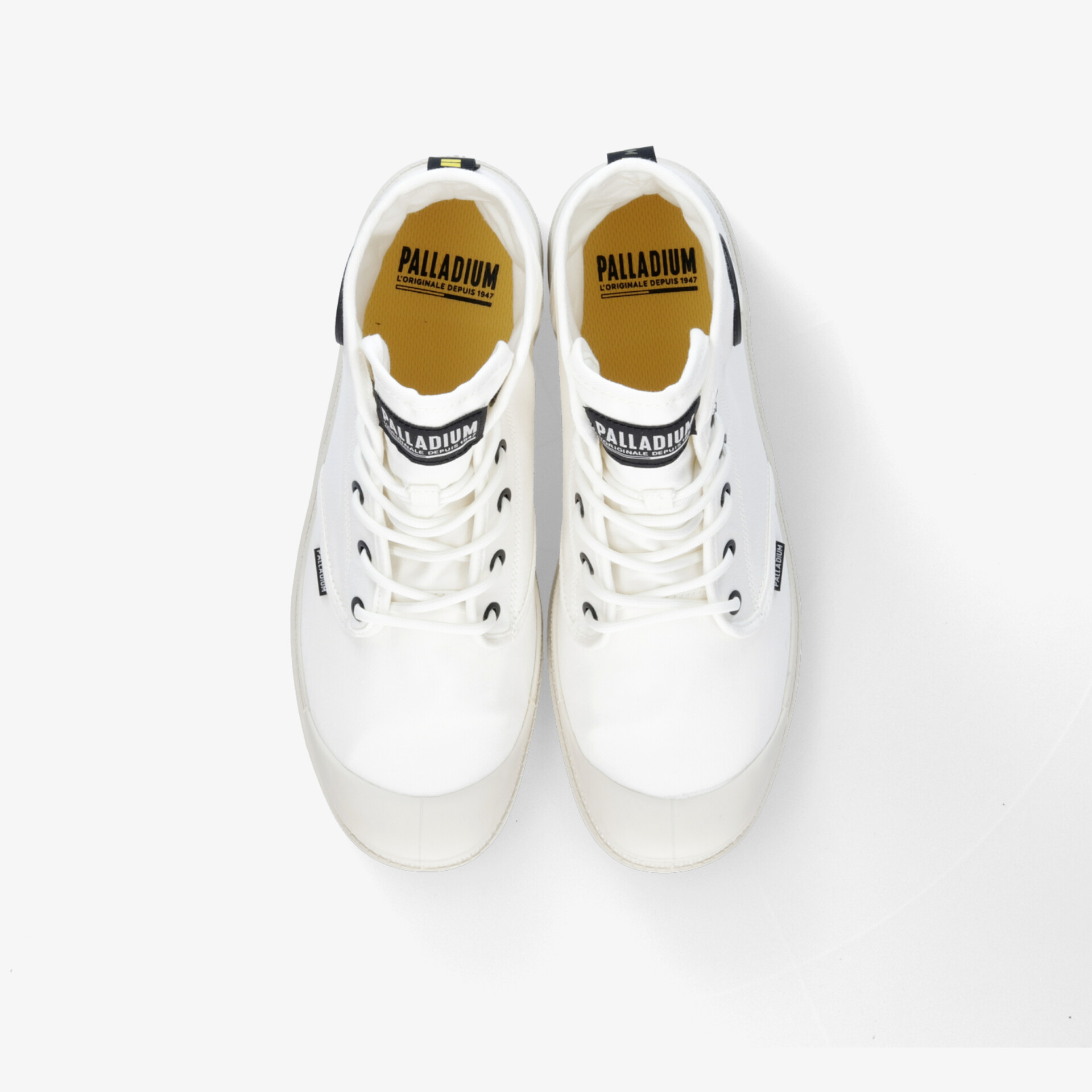 Klassische weiße Sneaker von oben, schnürbar und robust, ideal für vielseitigen Einsatz.