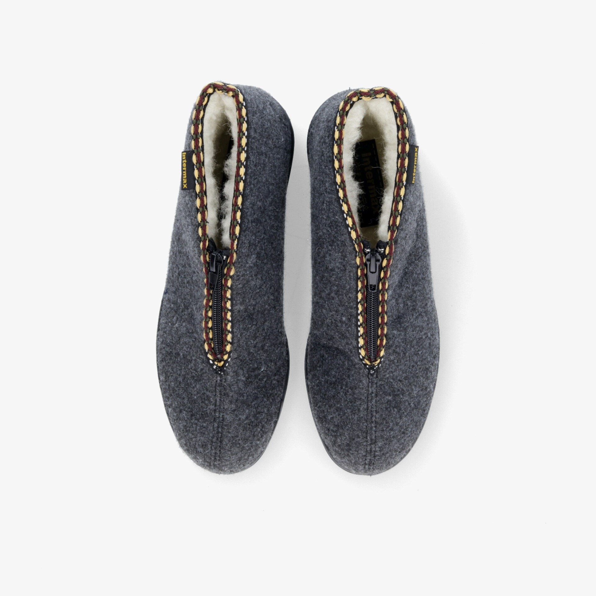 Graue Filzpantoffeln mit weichem Innenfutter und robustem Design für optimalen Komfort und Wärme.