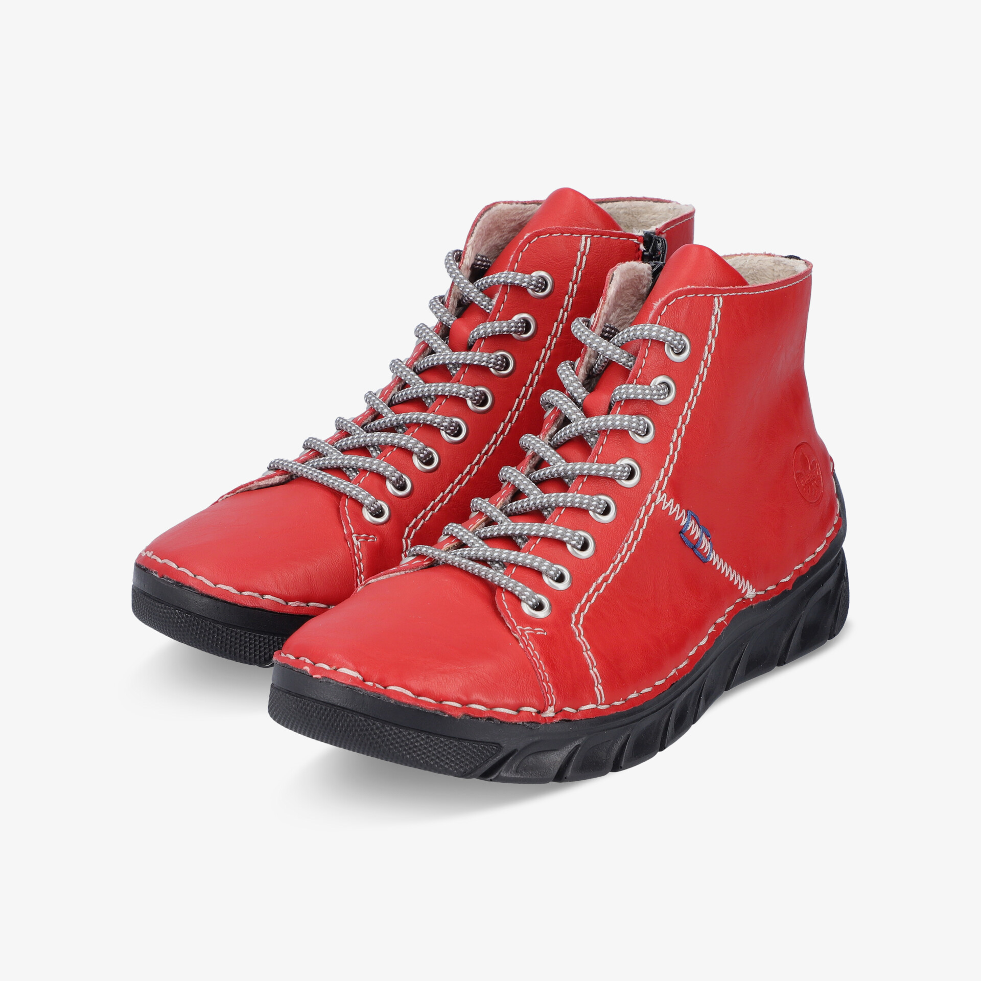 Rotes Paar Schuhe mit bequemer Passform und flexibler Sohle, modernes Design und robuste Verarbeitung