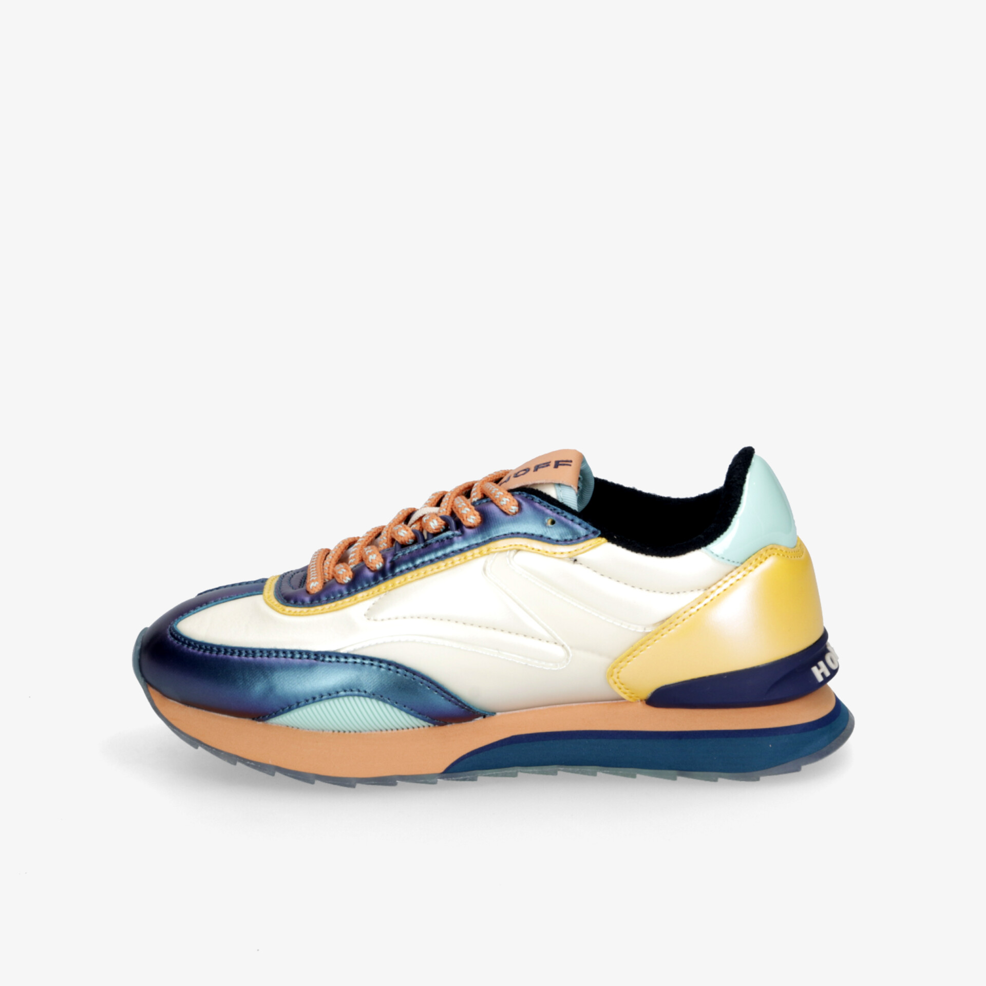 Moderner sportlicher Sneaker mit rutschfester Sohle und strapazierfähigem Material in Seitenansicht