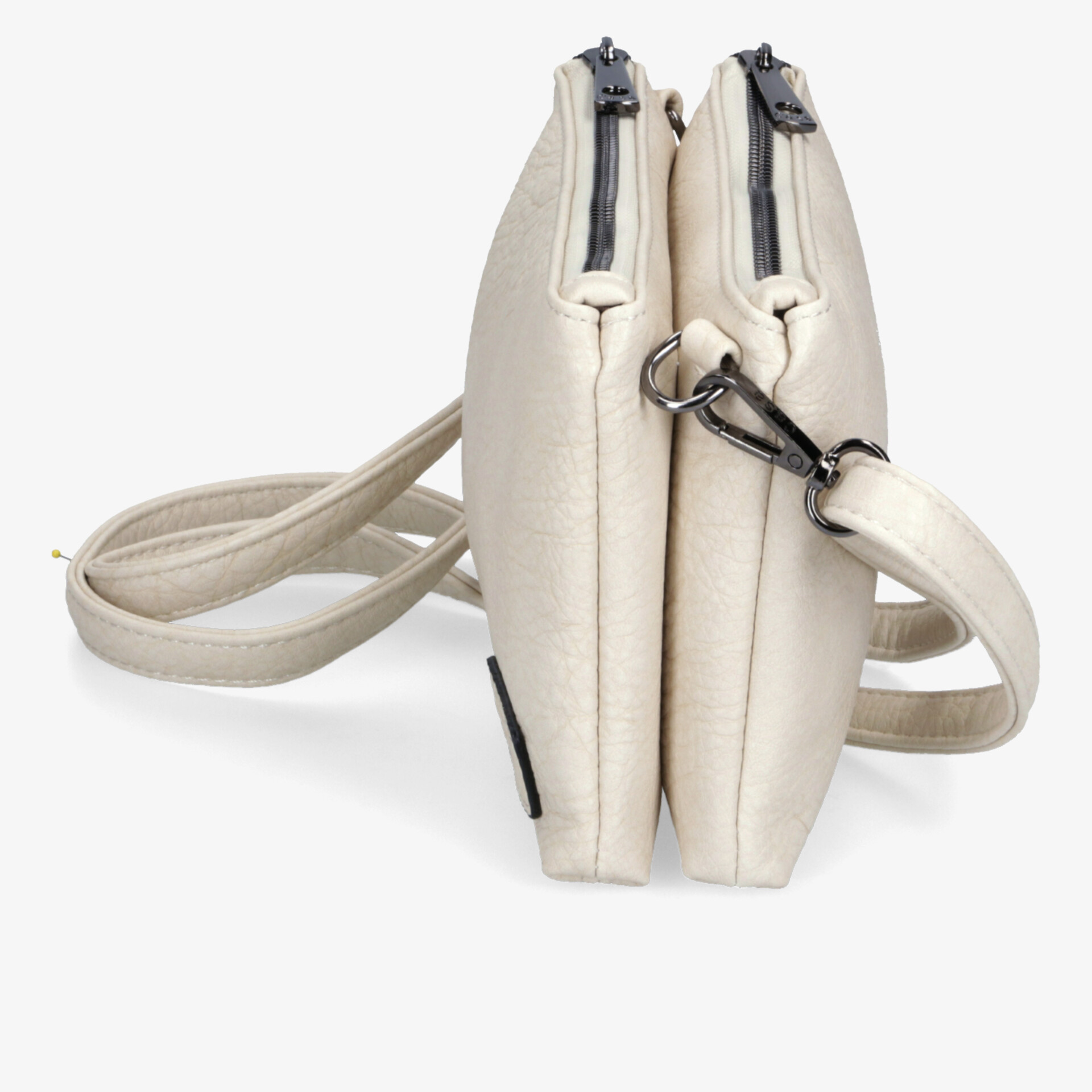 Schlanke, kompakte Tasche mit praktischen Reißverschlüssen und elegantem Trageriemen in hellem Farbton seitlich dargestellt