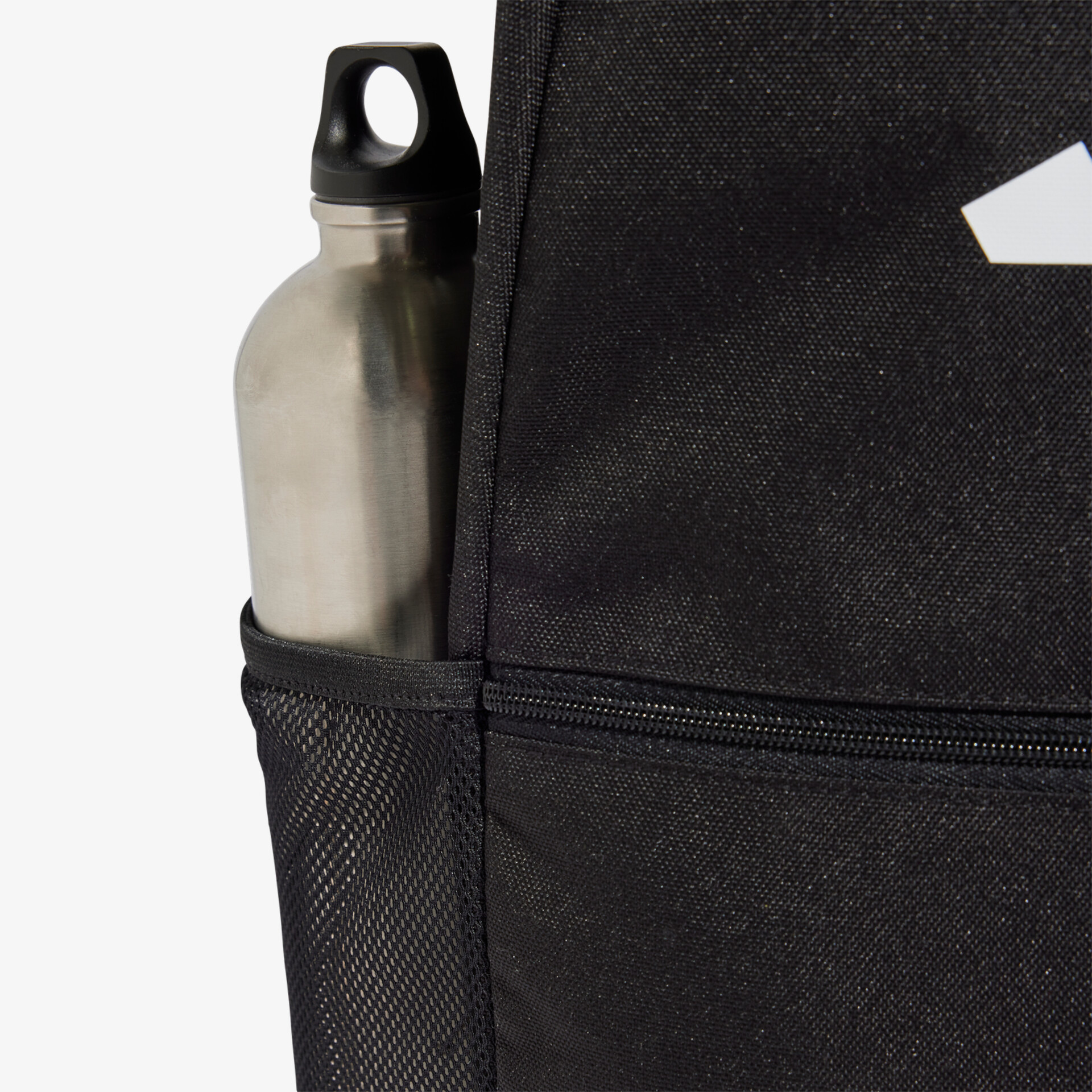 Detailaufnahme einer robusten Tasche mit praktischem Netzseitentasche und Wasserflasche