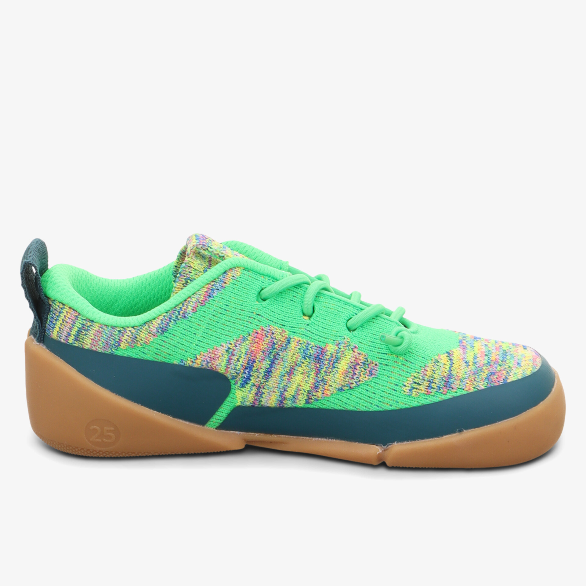 Leichter, bequemer Sportschuh mit atmungsaktivem Material und rutschfester brauner Sohle, seitliche Ansicht