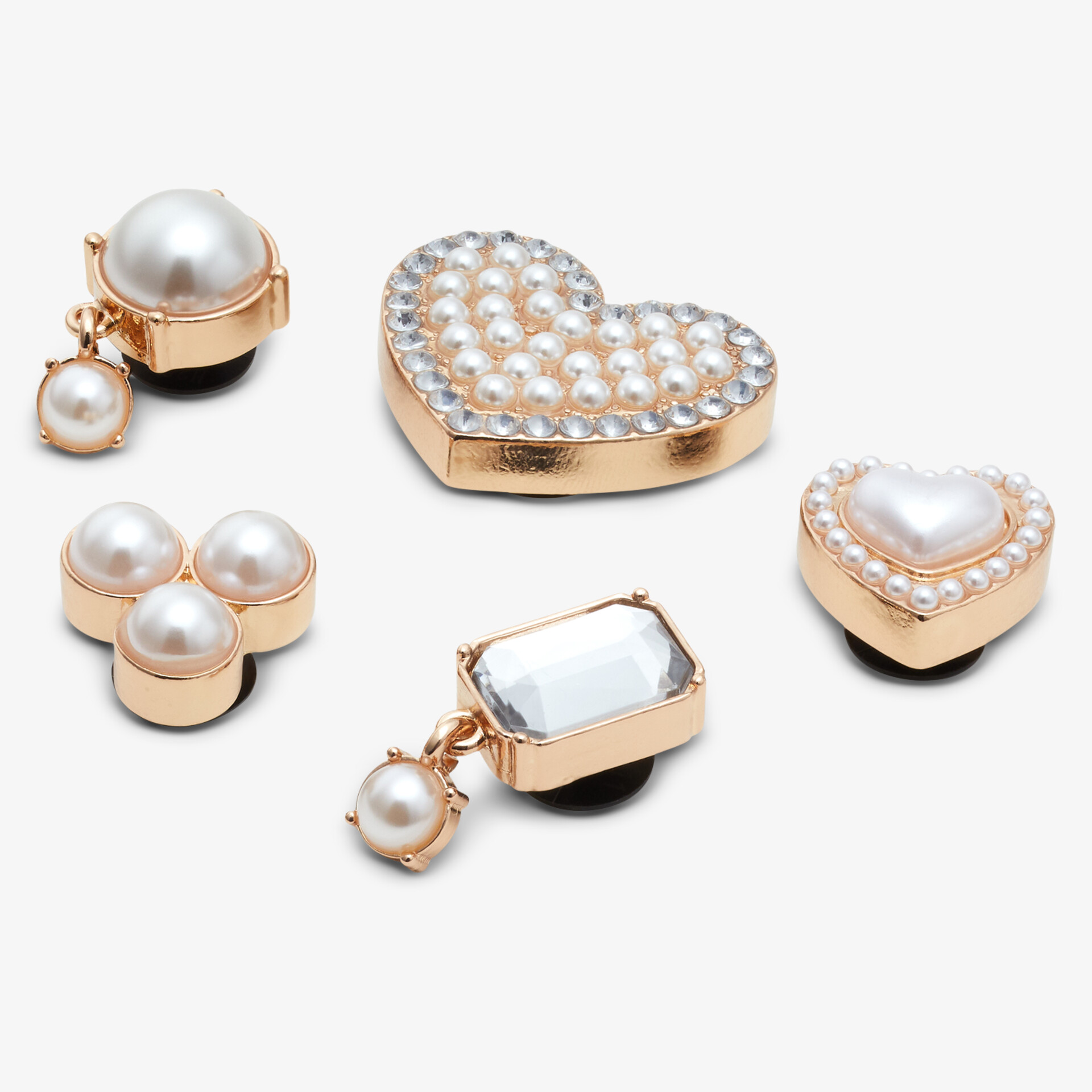 Elegante Schmuckstücke mit funkelnden Perlen und Herzdesign in luxuriösem Look