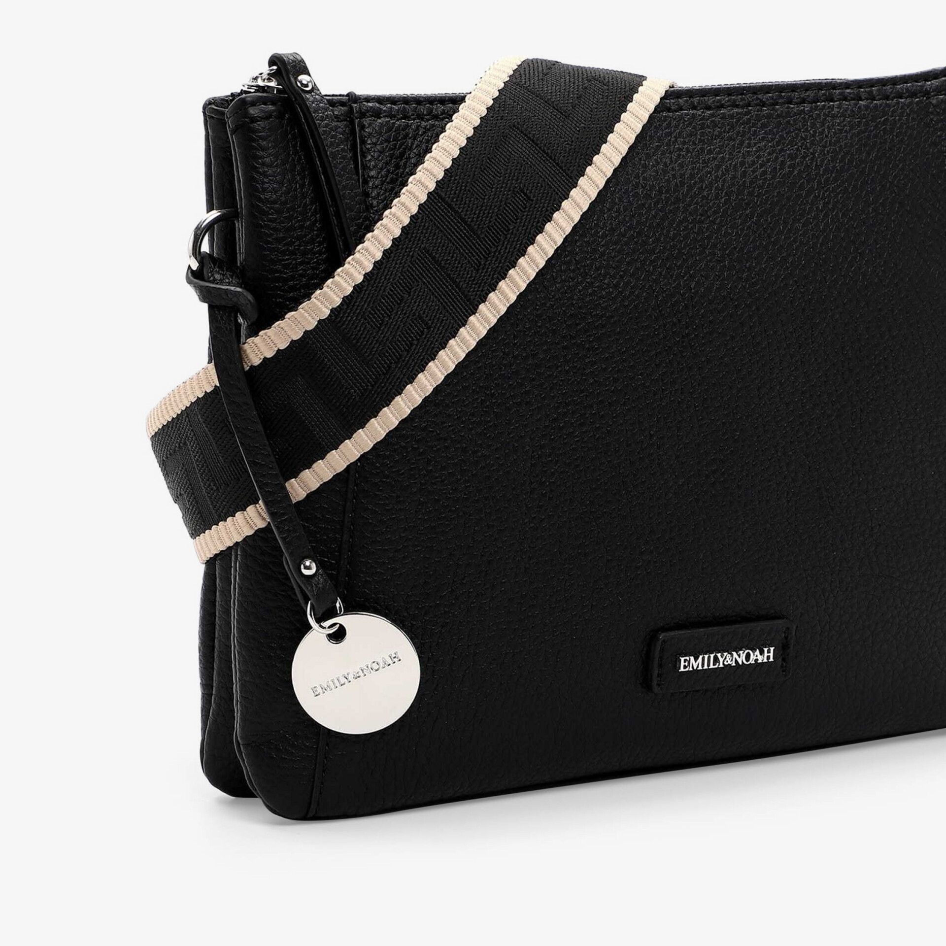 Schwarze Tasche mit verstellbarem Träger und robustem Material, elegantes Design mit dezenter Verzierung und praktischem Format
