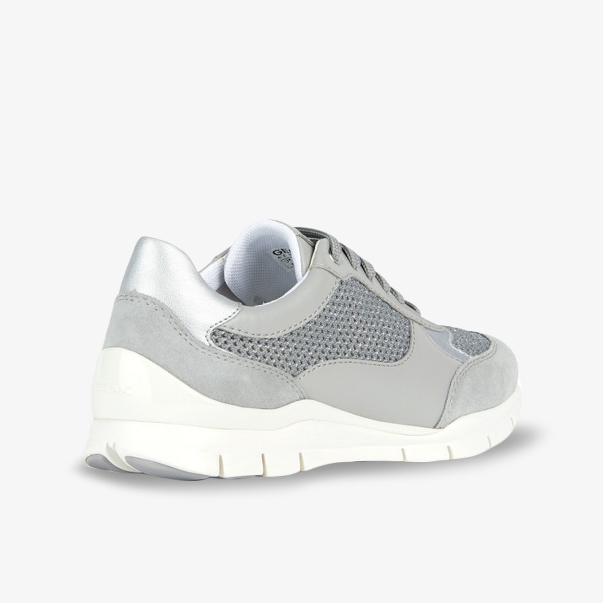 Grauer Sneaker mit Mesh-Details und komfortabler, weißer Sohle, schräg hinten abgebildet.