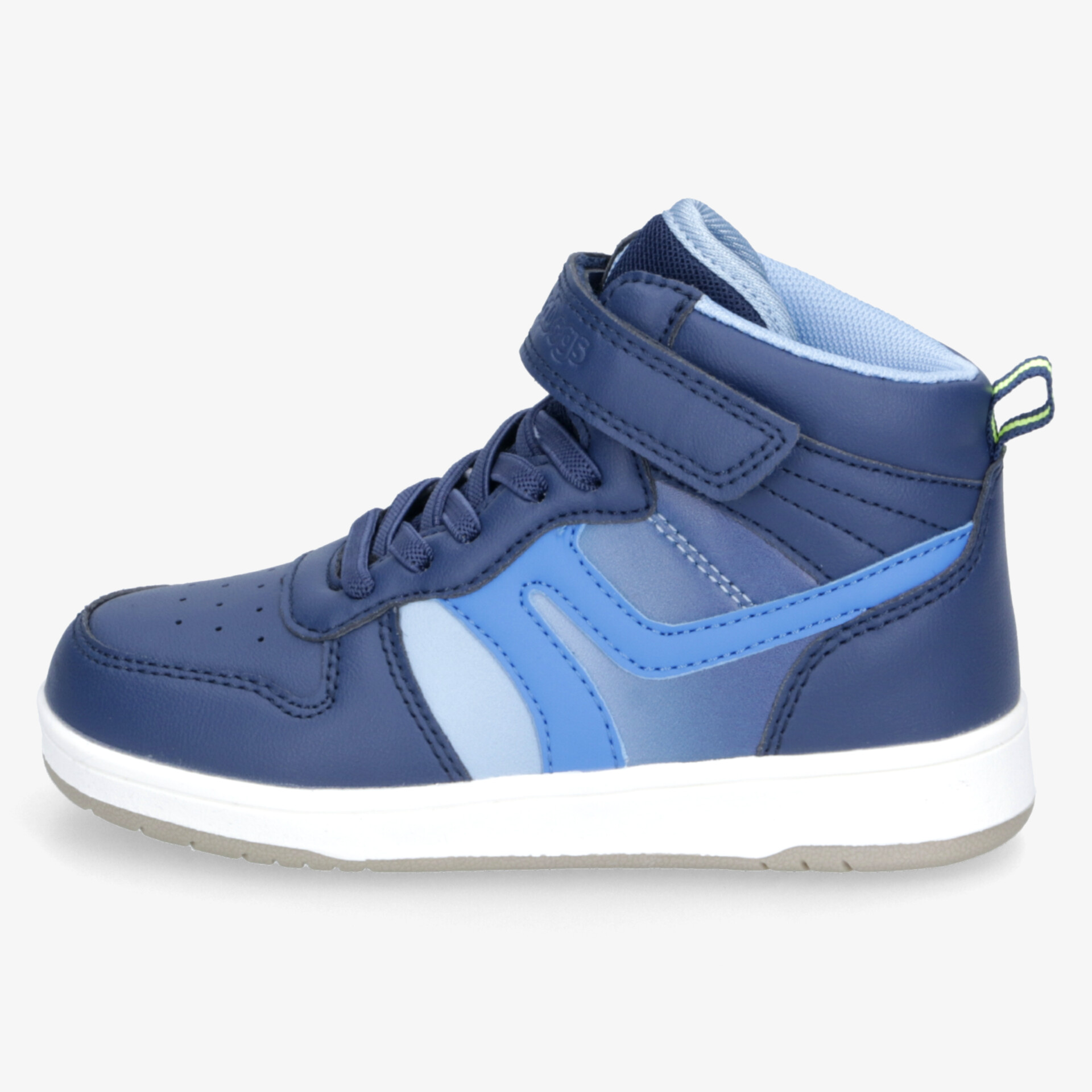 Sportlicher blauer Sneaker mit hohem Schaft, Klettverschluss und flexibler, leichter Sohle in klarer Seitenansicht