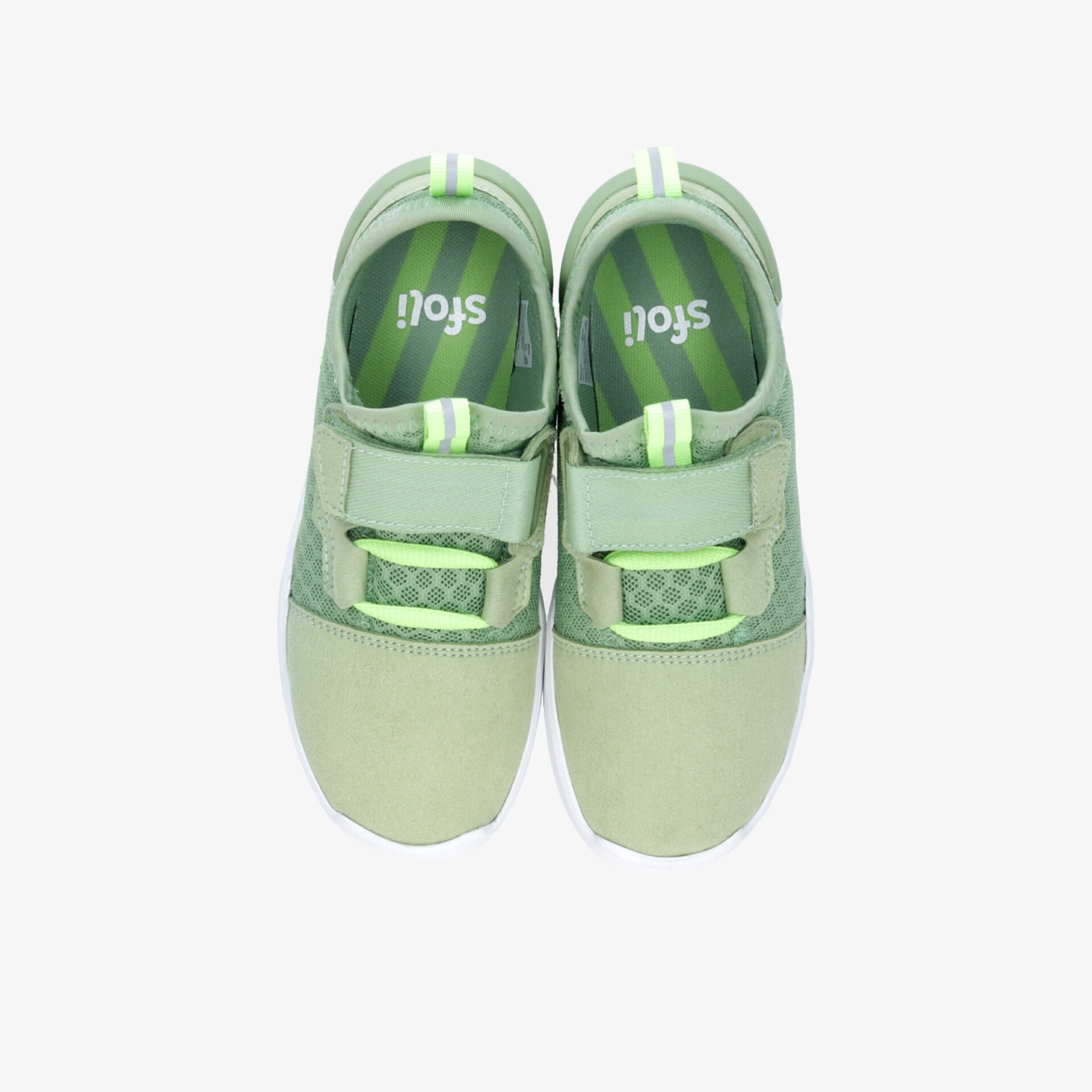 Leichte grüne Sportschuhe mit atmungsaktivem Material und praktischen Klettverschlüssen in Draufsicht