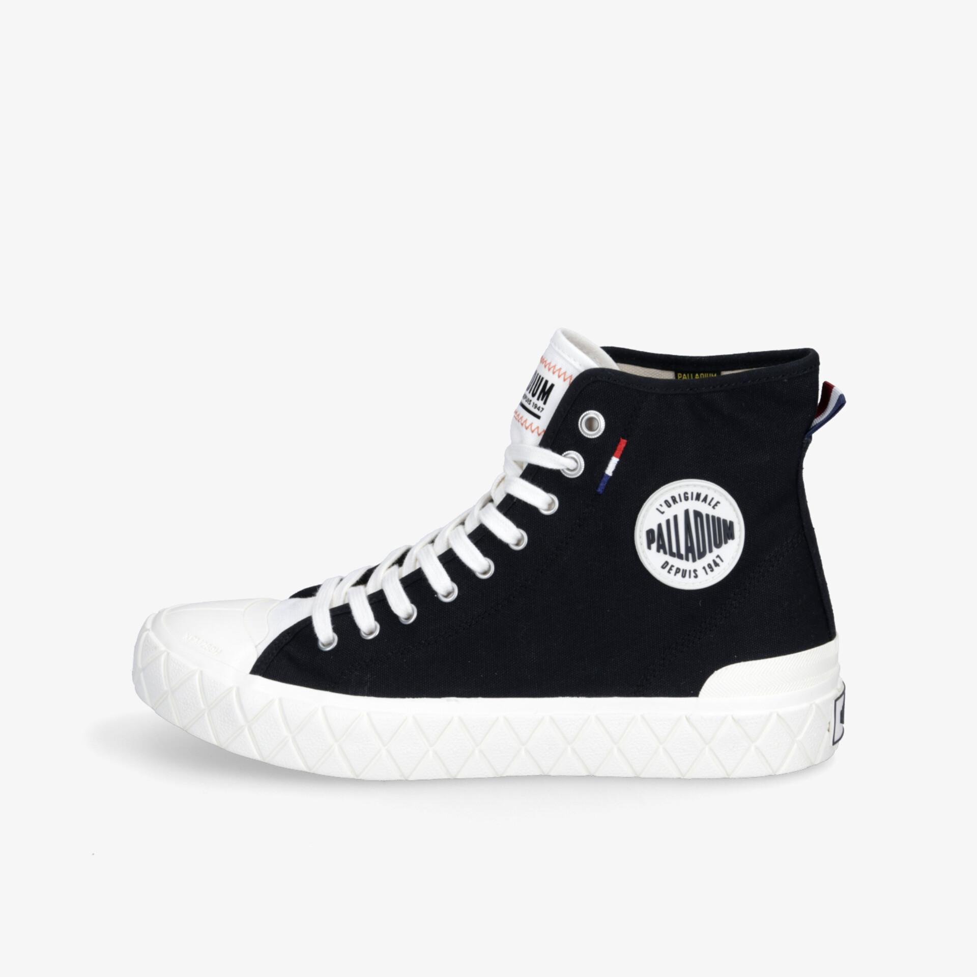 Schwarze hohe Sneaker mit weißer Sohle und auffälligem Logo für stilbewussten Komfort.