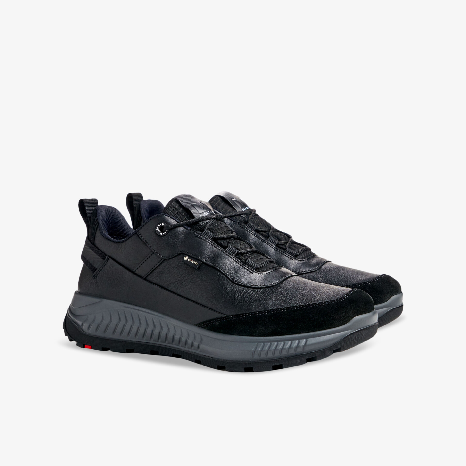Schwarze Sneakers mit robuster Sohle und stilvollem Design, perfekt für Alltag und Outdoor-Aktivitäten.