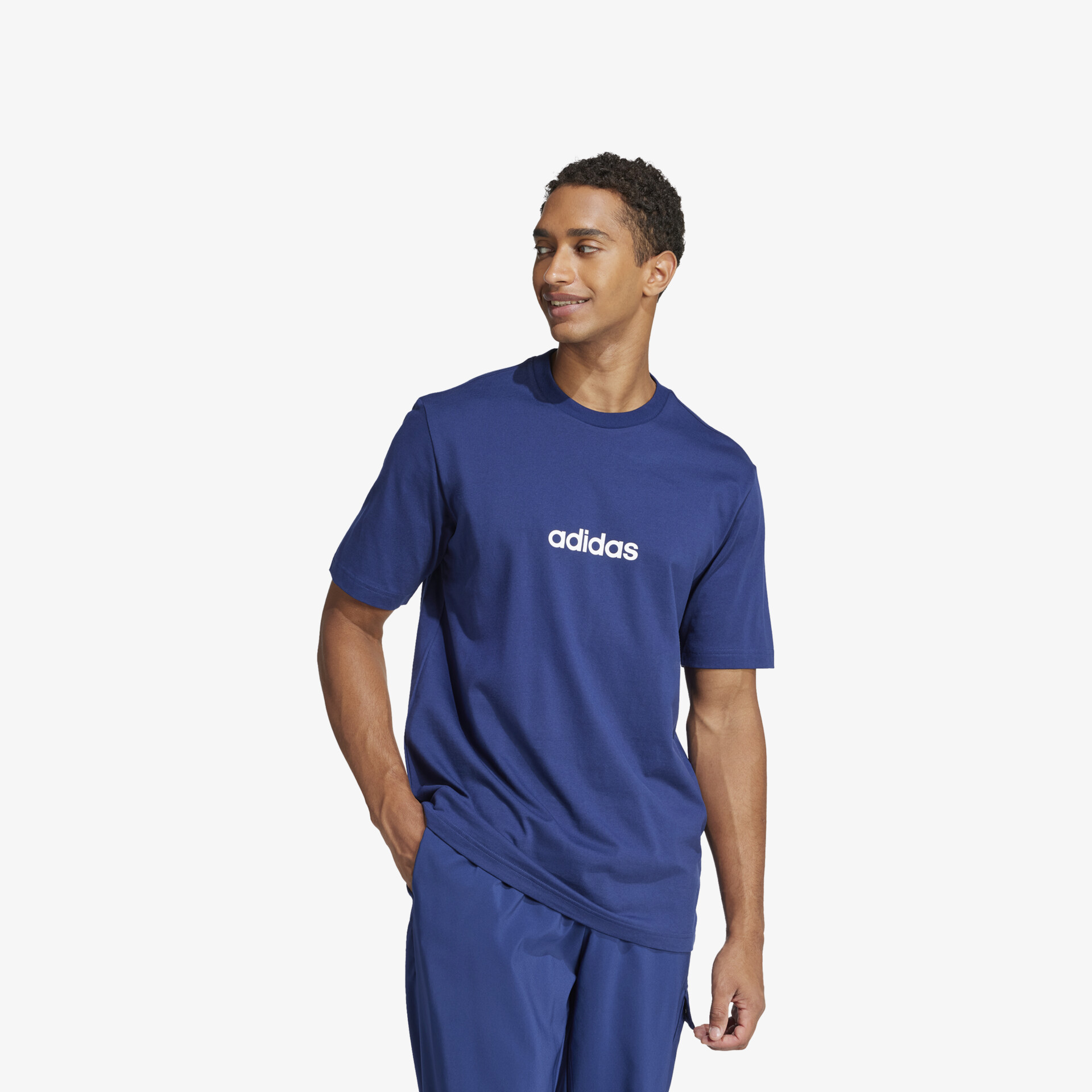 Blaues Adidas T-Shirt aus leichtem, komfortablem Material mit sportlichem Design und rundem Ausschnitt frontal getragen