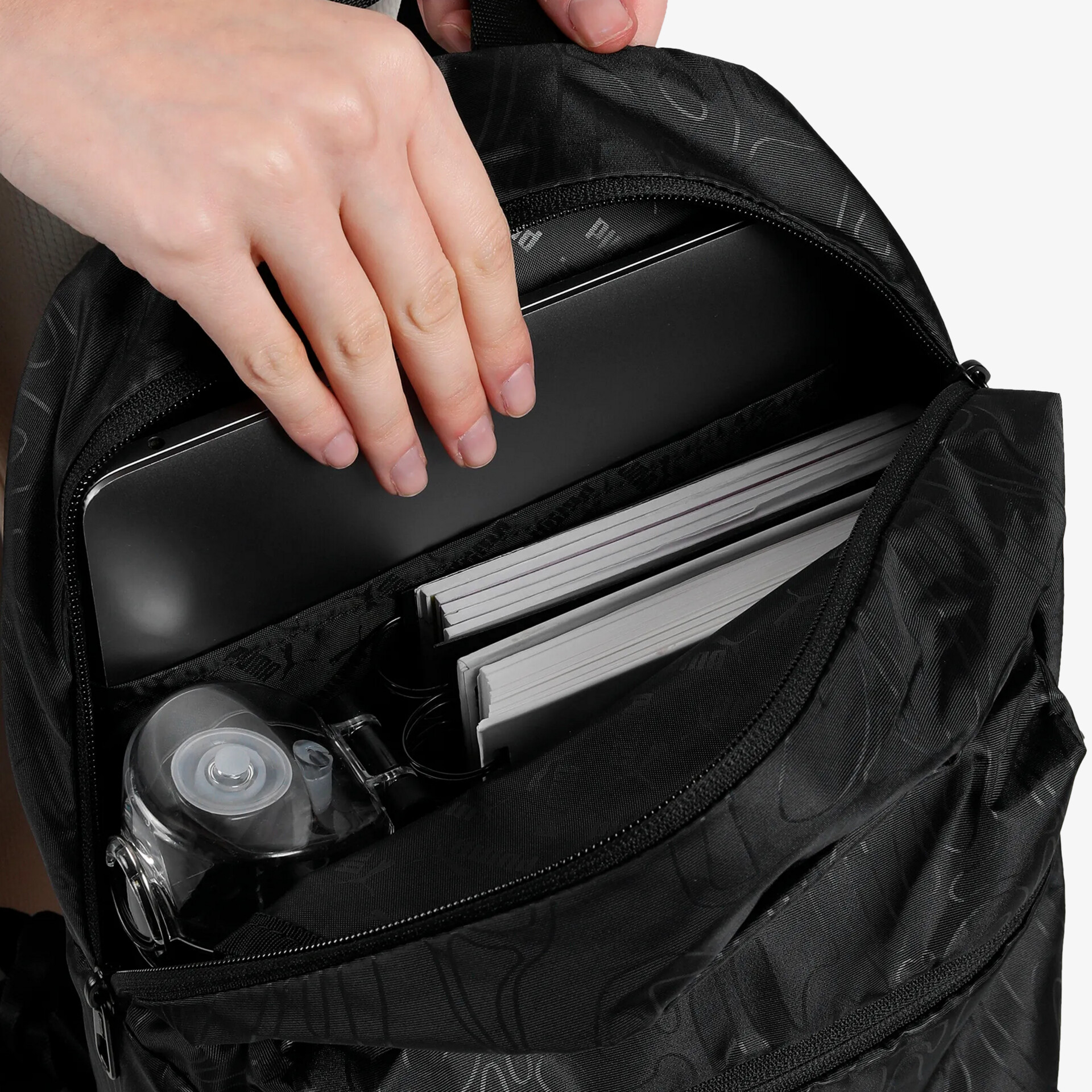 Rucksack mit geöffneter Innenseite zeigt Laptopfach und mehrere organisierte Fächer für einfache Aufbewahrung