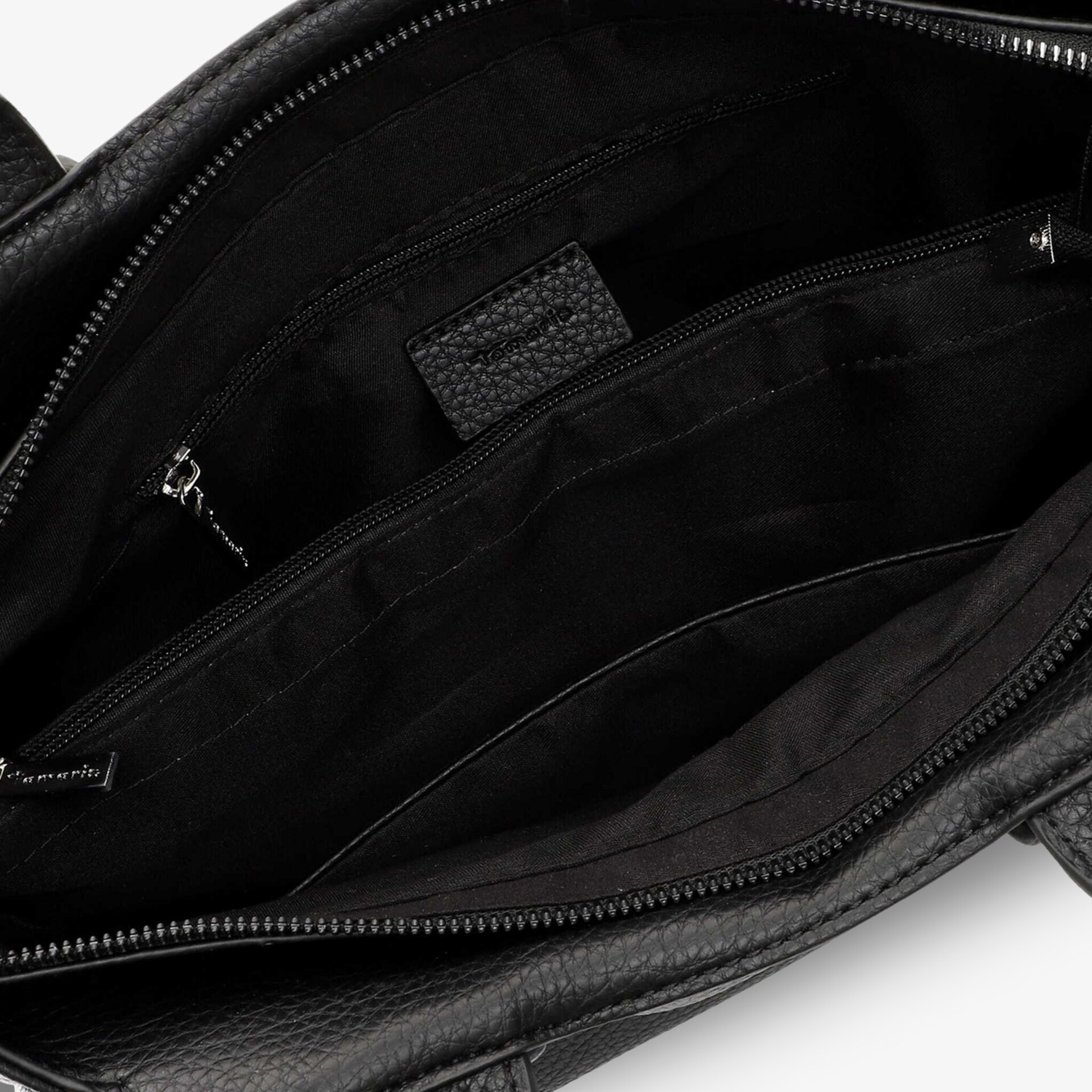 Innenansicht einer schwarzen Tasche mit mehreren geräumigen Fächern und stabilem Reißverschluss