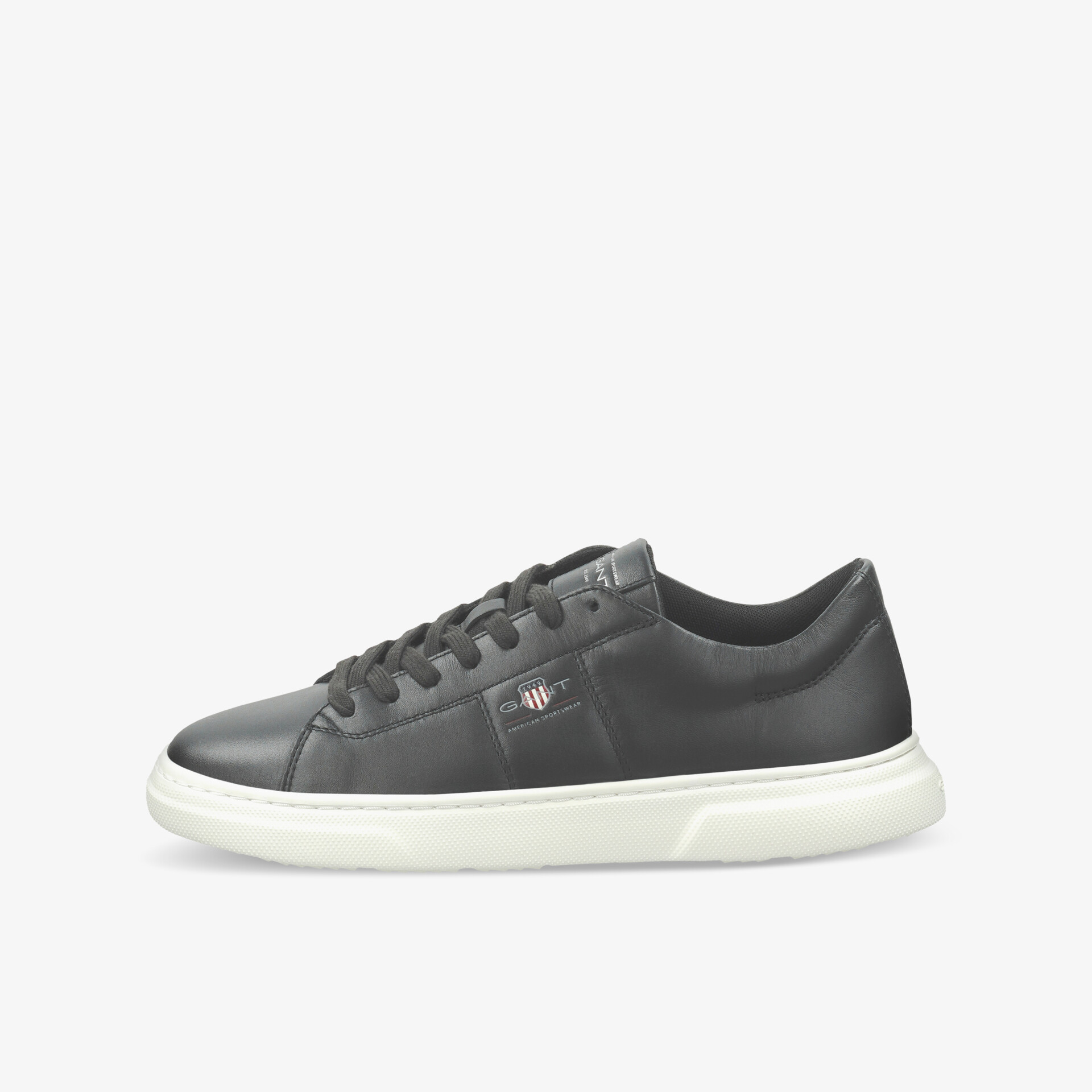 Schwarzer Sneaker aus Leder mit bequemer, weißer Laufsohle in klarer Seitenansicht