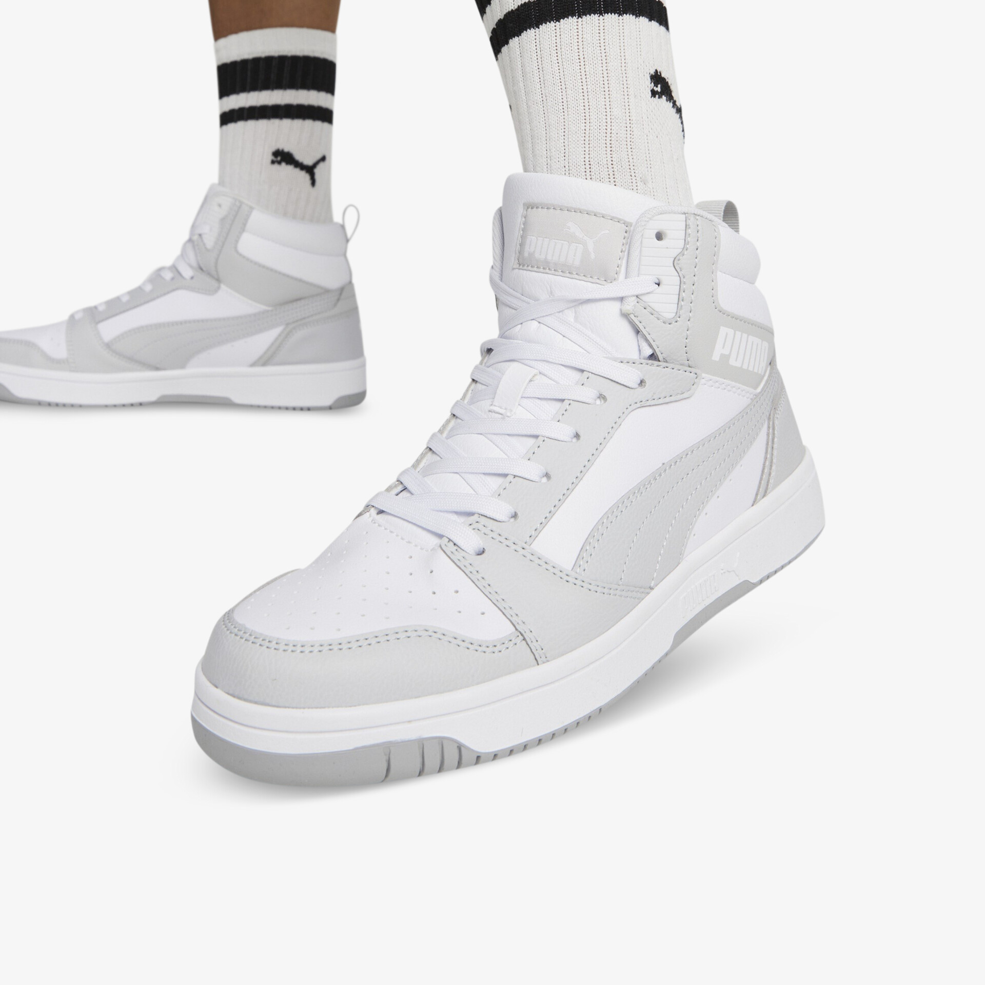 Weißer hochgeschnittener Sneaker mit gepolstertem Kragen und rutschfester Sohle, sportlich und komfortabel gestaltet