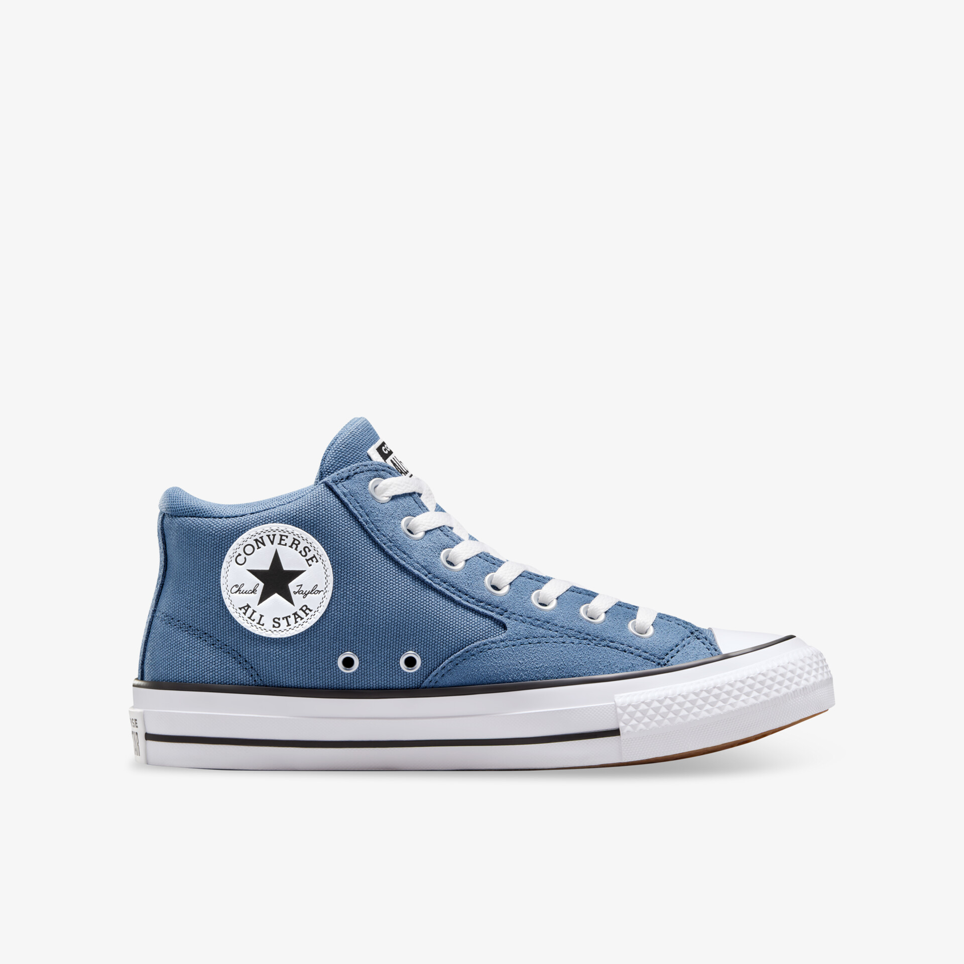 Blauer hoher Sneaker mit weißer Gummisohle und weißen Schnürsenkeln, klare seitliche Ansicht