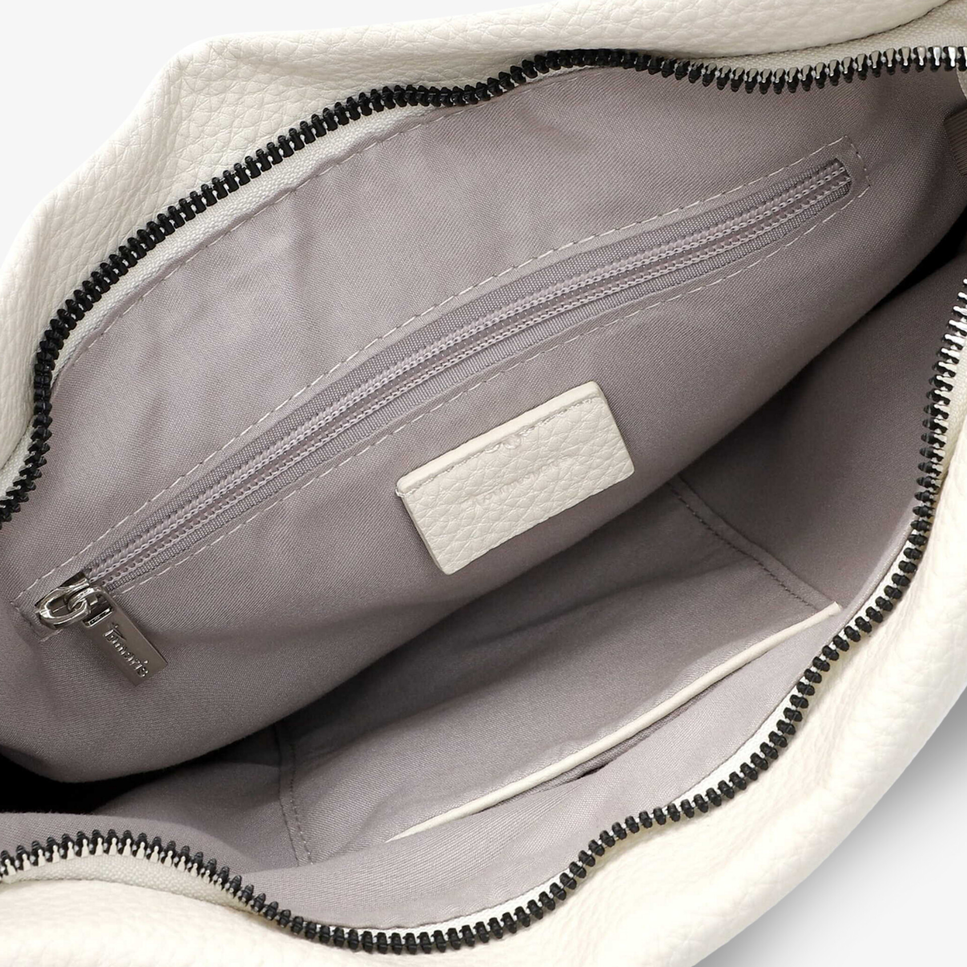 Detailaufnahme vom Innenfach einer Tasche mit Reißverschluss, geräumig und sauber verarbeitet