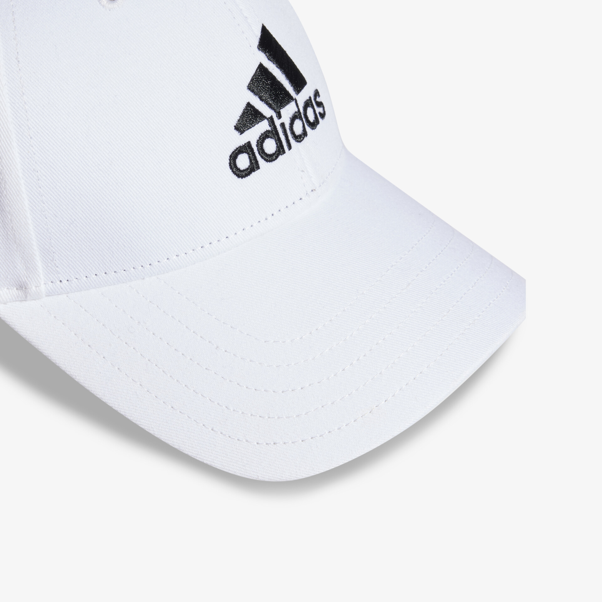 Detailansicht der weißen Adidas Cap mit klar sichtbarem Logo und gesticktem Schriftzug