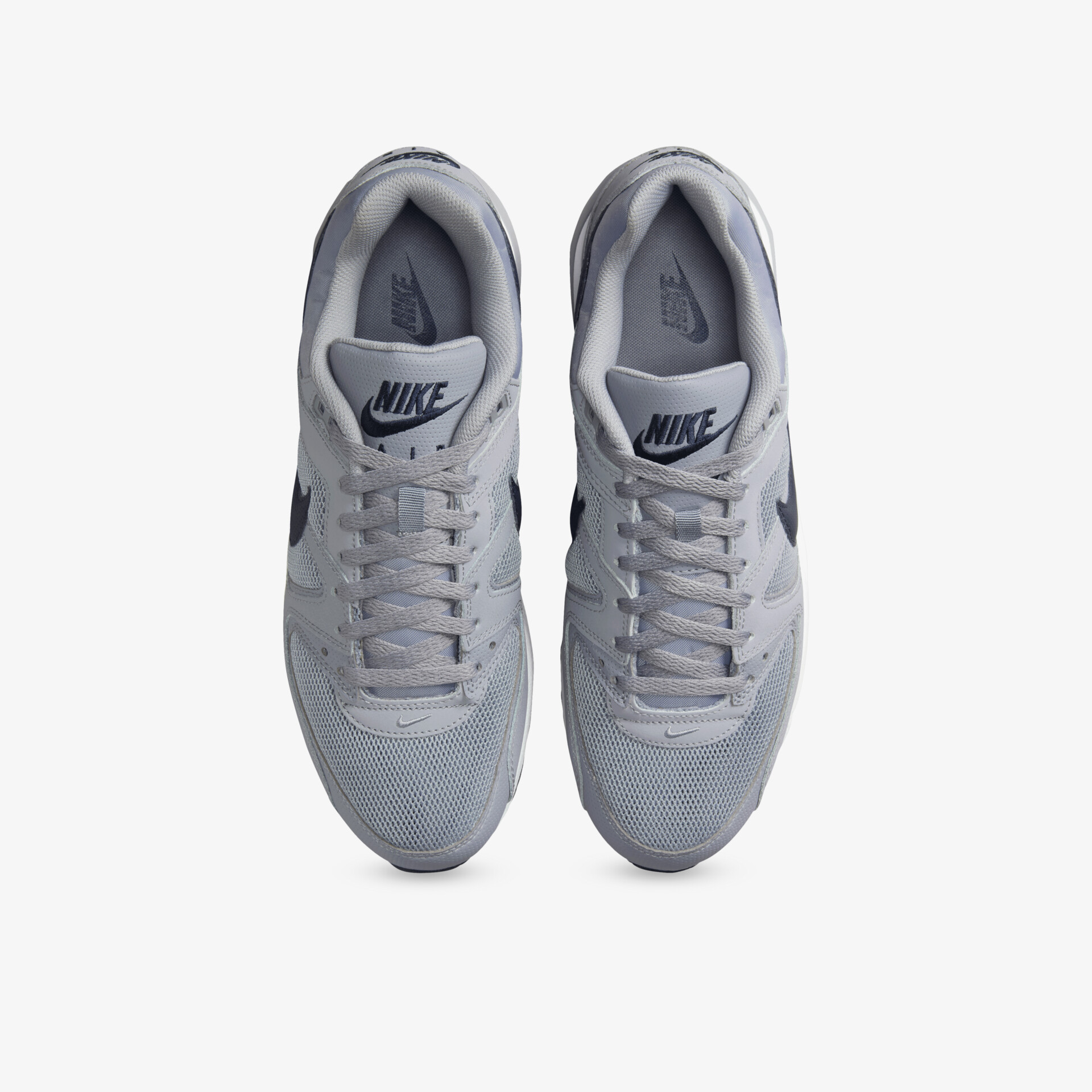 Top-Down Draufsicht auf zwei graue Nike Sneaker mit komfortabler Passform und leichtem, robustem Material