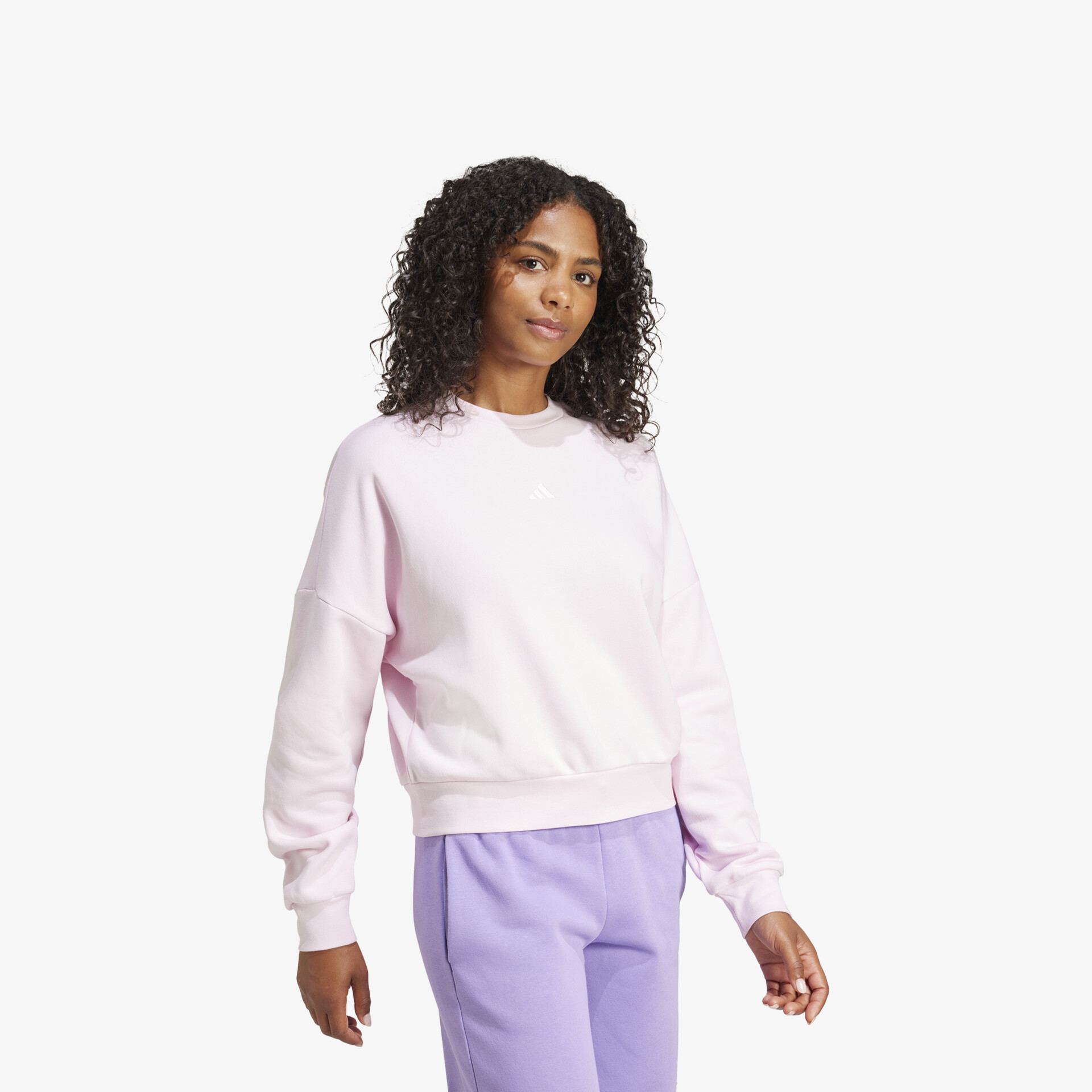 Bequemer Pullover mit lockerem Schnitt und langen Ärmeln in zartem Rosa, kombiniert mit lila Hose