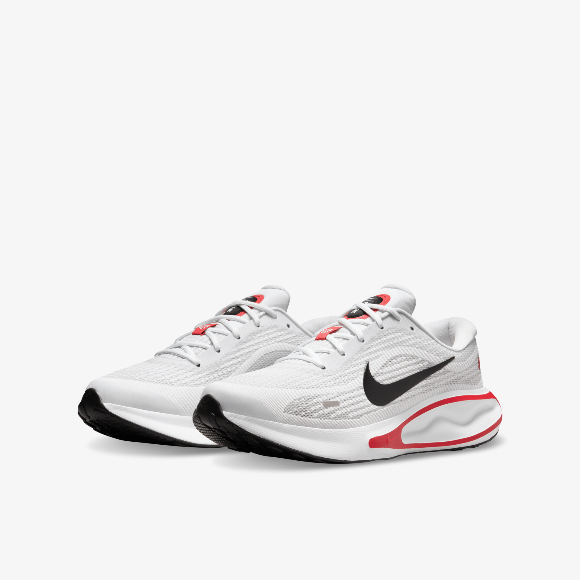 Leichter weißer Sportschuh mit schwarzem Nike-Logo und rotem Akzent für optimalen Komfort und Halt