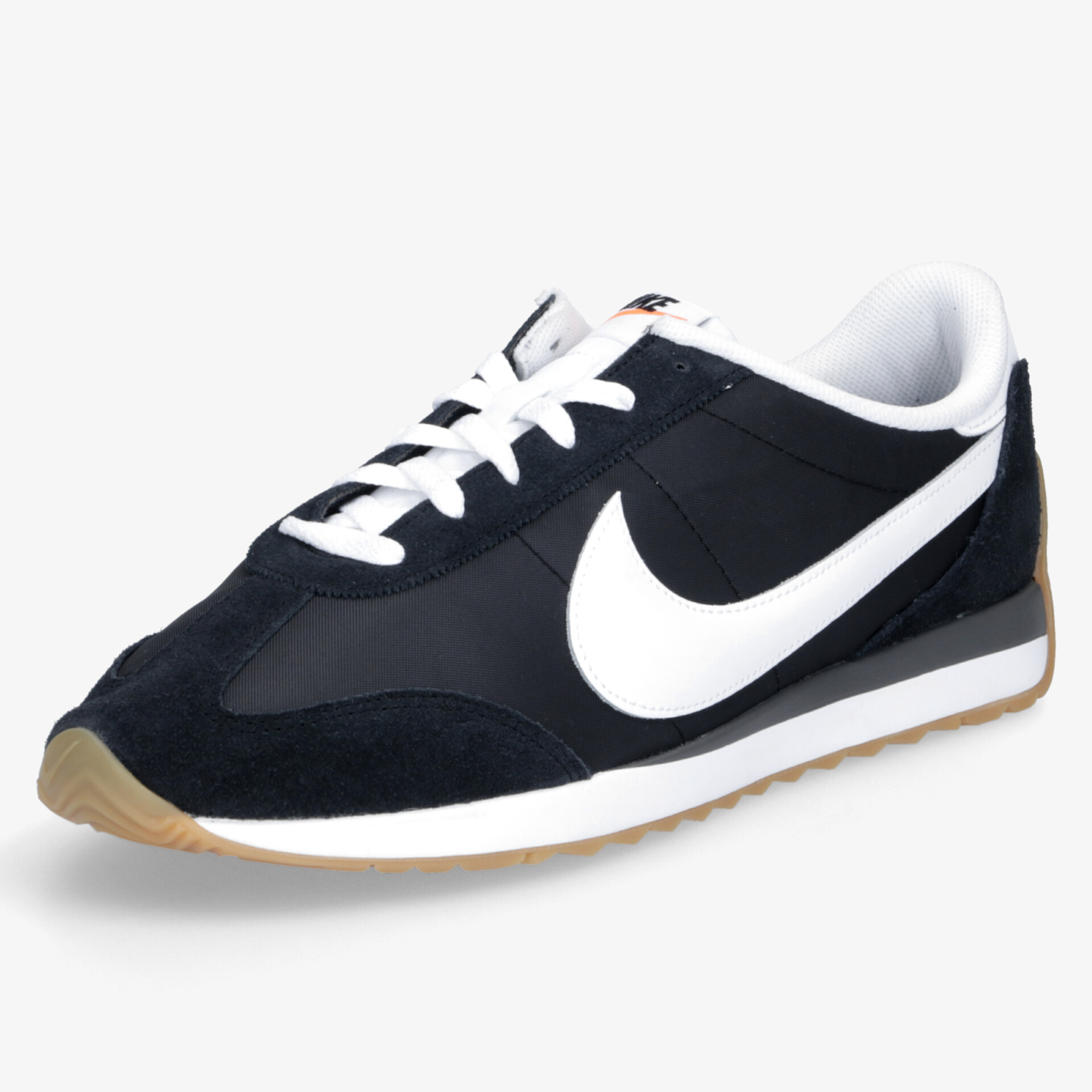 Schwarzer Sneaker mit weißem Nike-Logo, sportlich und bequem, rutschfeste Sohle, modernes Design