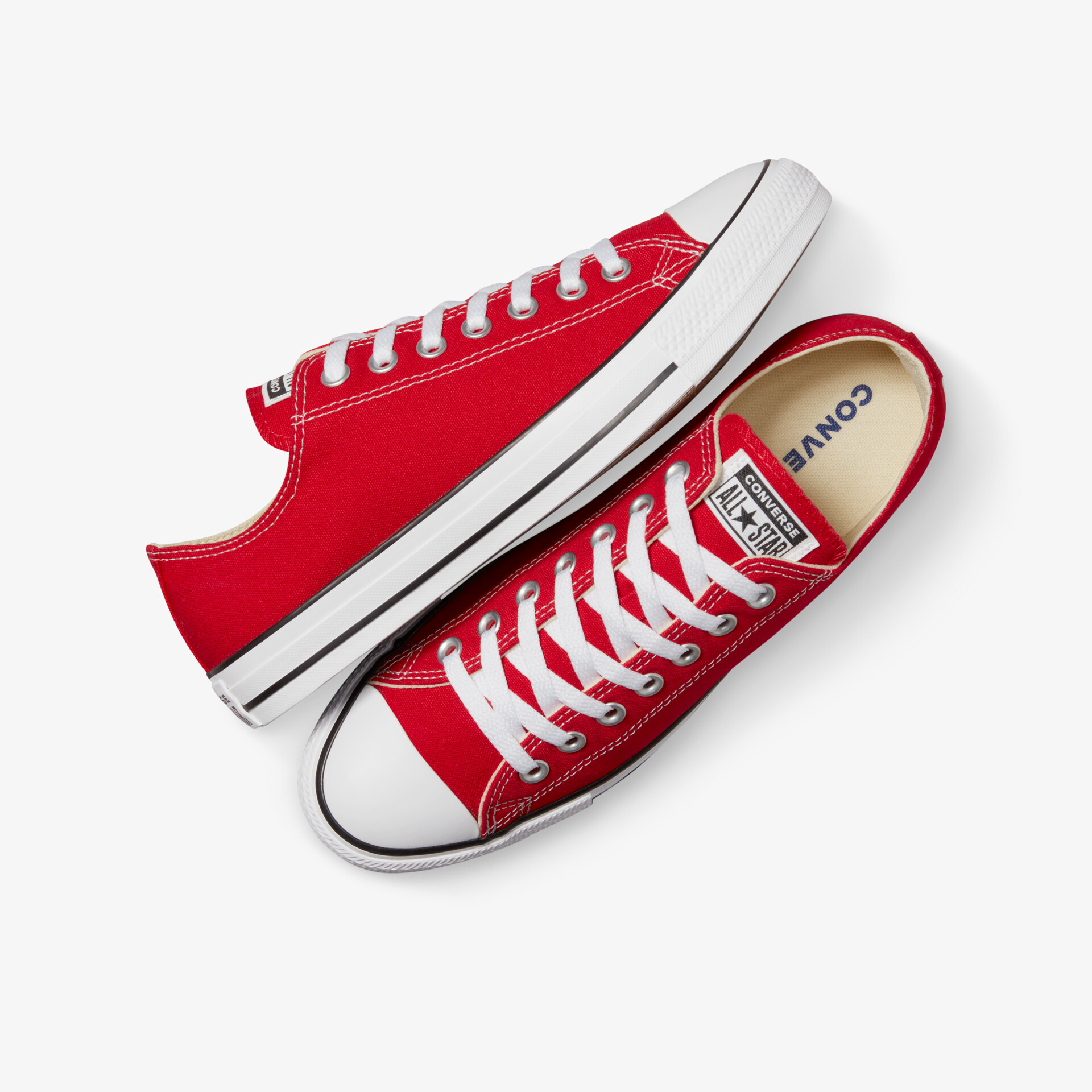 Rote Sneaker im Paar liegend, atmungsaktiv und modisch mit flacher robuster Sohle und bequemer Passform