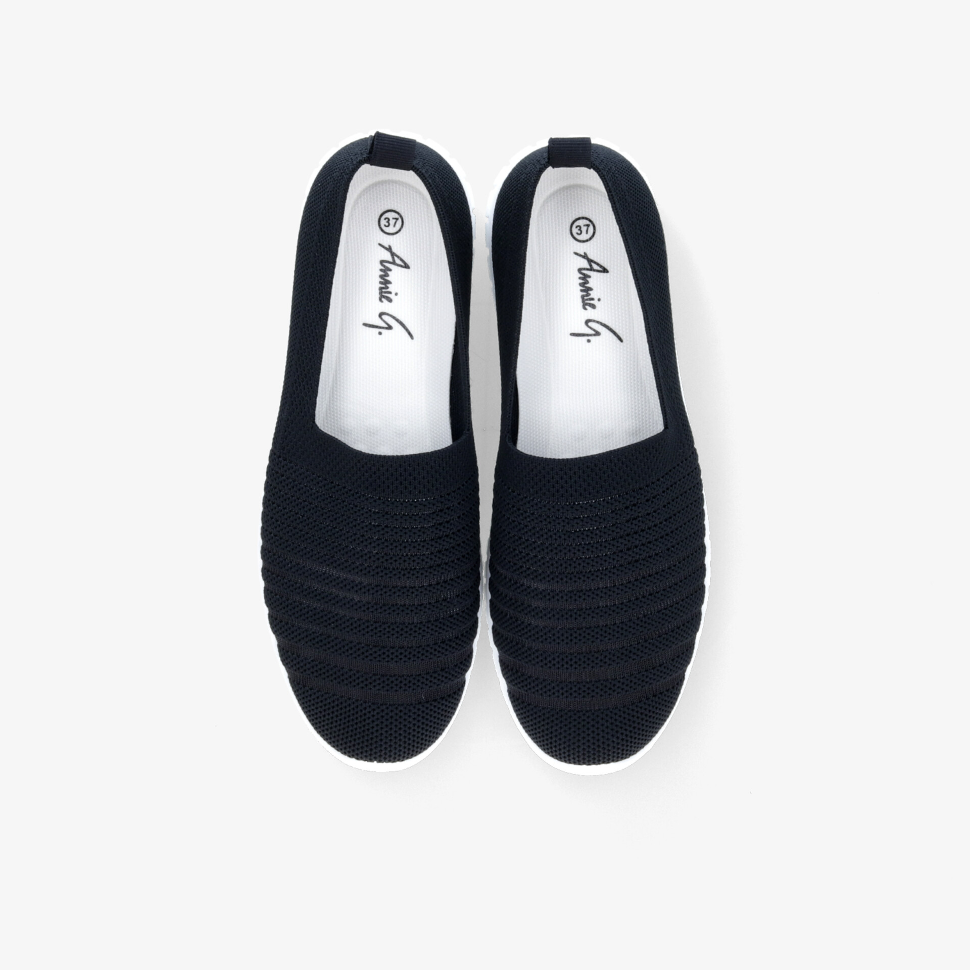 Bequeme schwarze Hausschuhe mit geripptem Obermaterial und rutschfester Sohle, ideal für optimalen Komfort zuhause