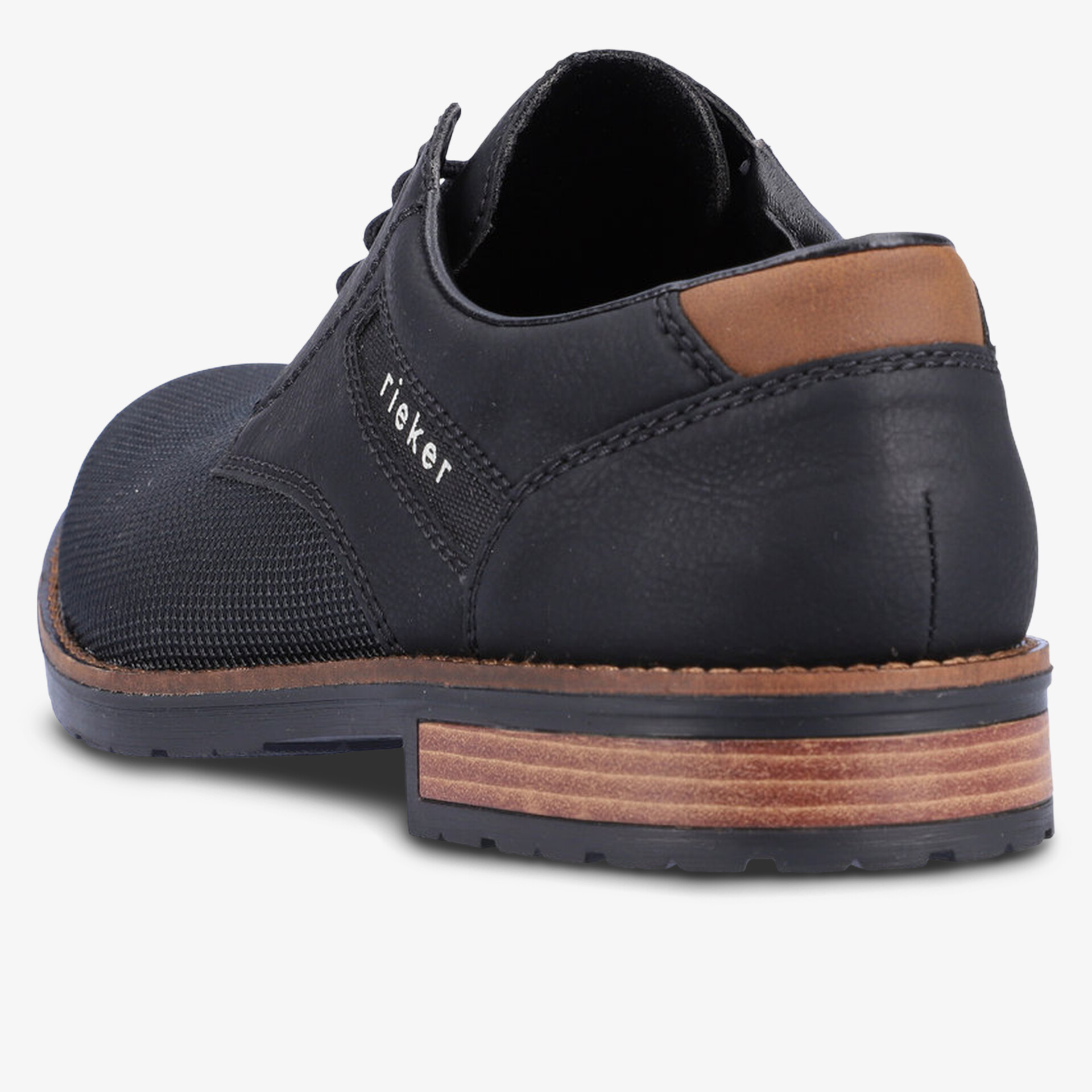 Schwarzer Lederschuh mit braunem Fersen-Detail und robuster, gestreifter Sohle in klarer Rückansicht