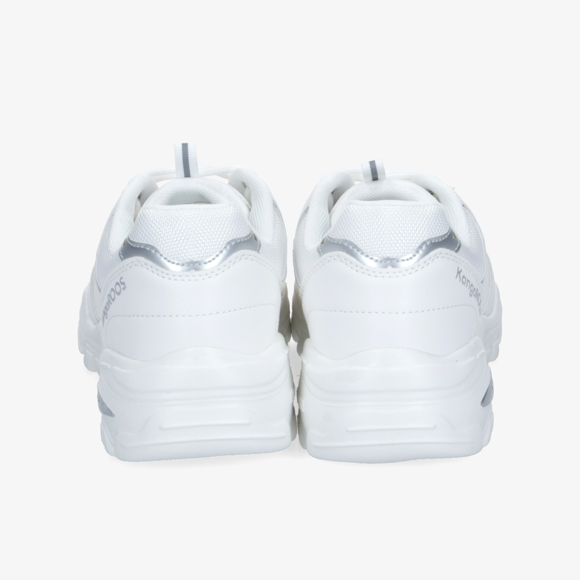 Rückansicht eines weißen Sneakers mit gepolsterter Ferse und modernem, strapazierfähigem Design