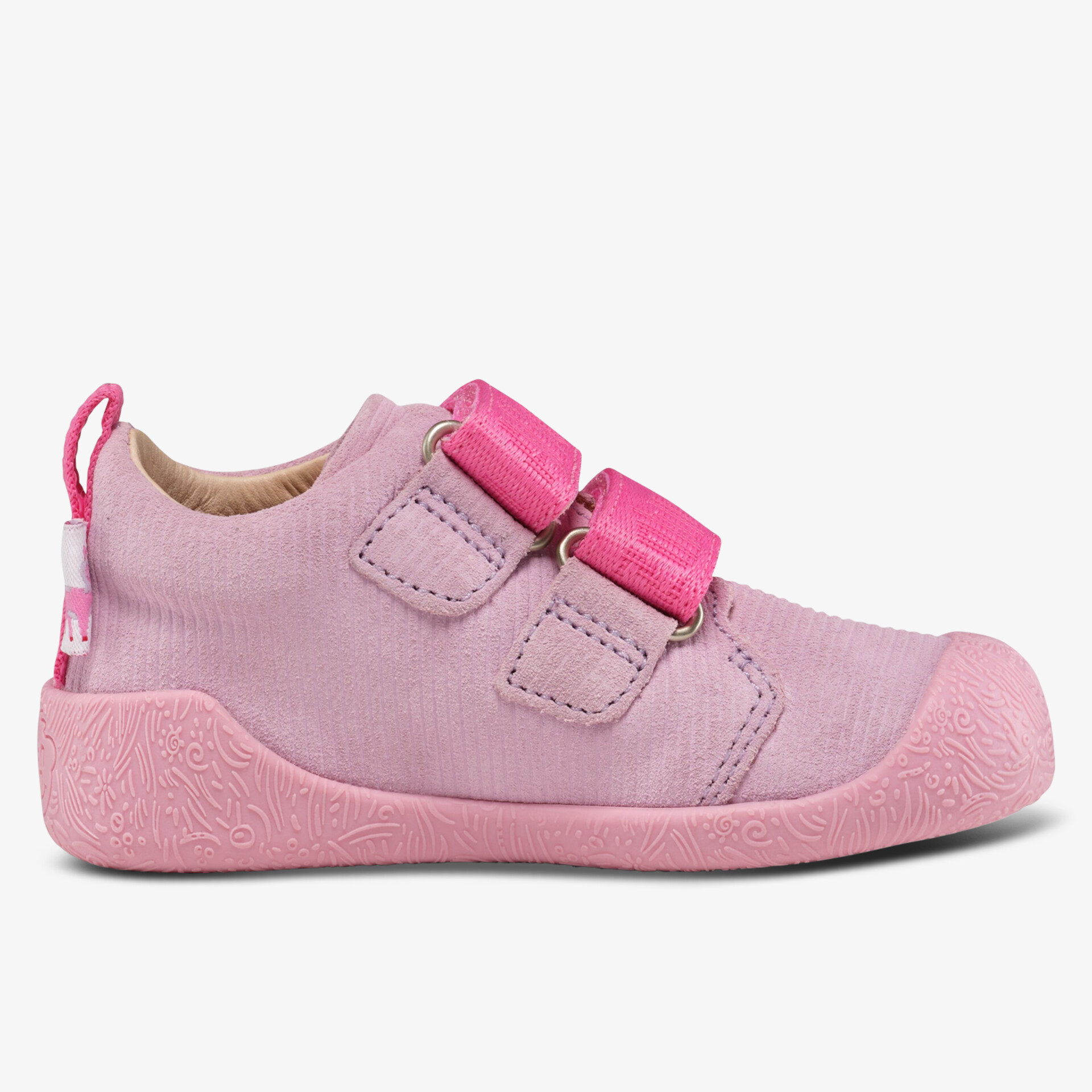 Seitliche Ansicht eines flexiblen Kinderschuhs mit verstellbaren Klettverschlüssen und rutschfester Sohle