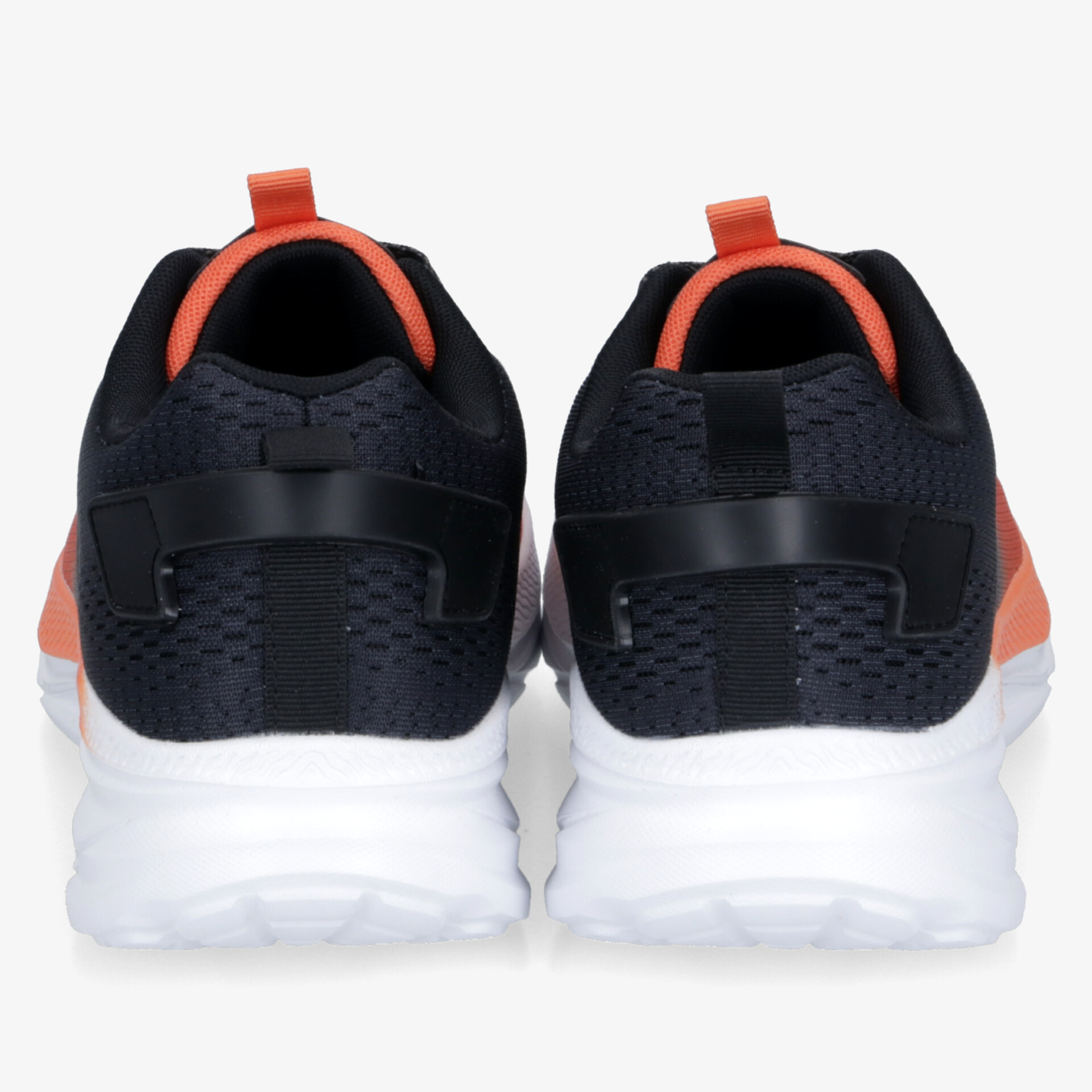 Schwarze Sportschuhe mit orangen Details, rutschfeste Sohle und stabiler Fersenstütze zeigen Komfort und modernes Design