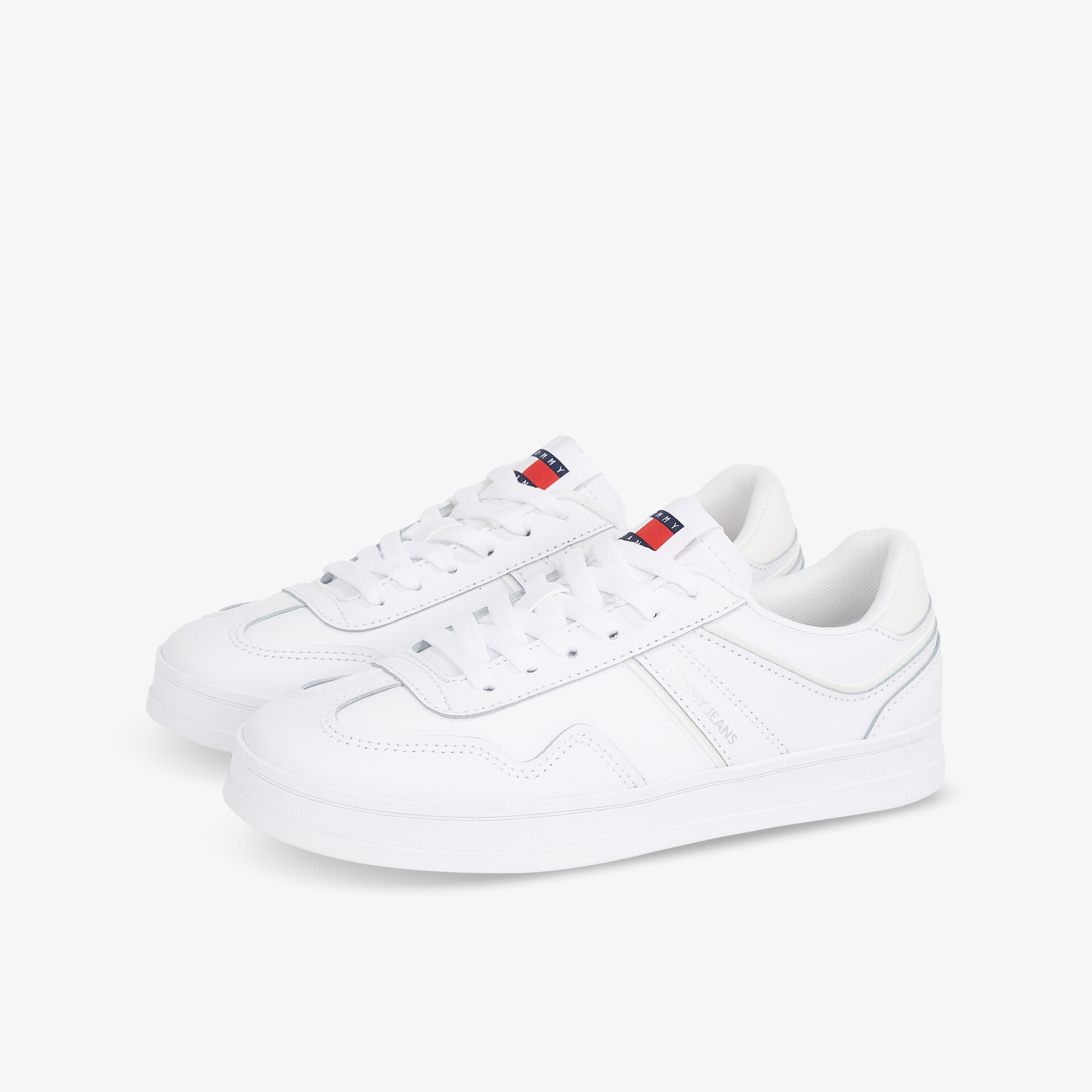 Weißer Sneaker in 3/4 Ansicht, sportlich eleganter Schuh mit leichter Sohle und bequemem Design